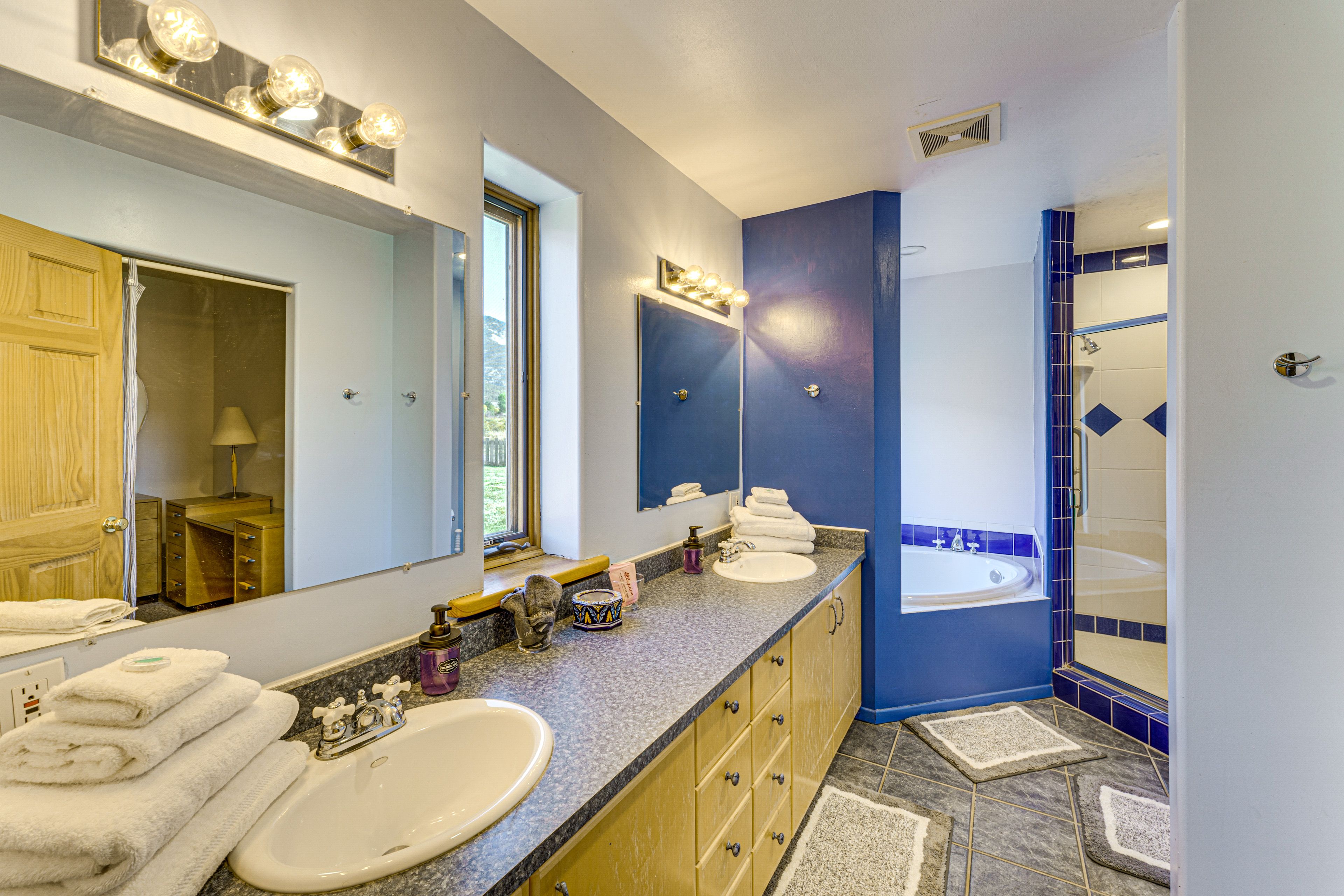 En-Suite Bathroom | 2 Shower Heads | Soaking Tub