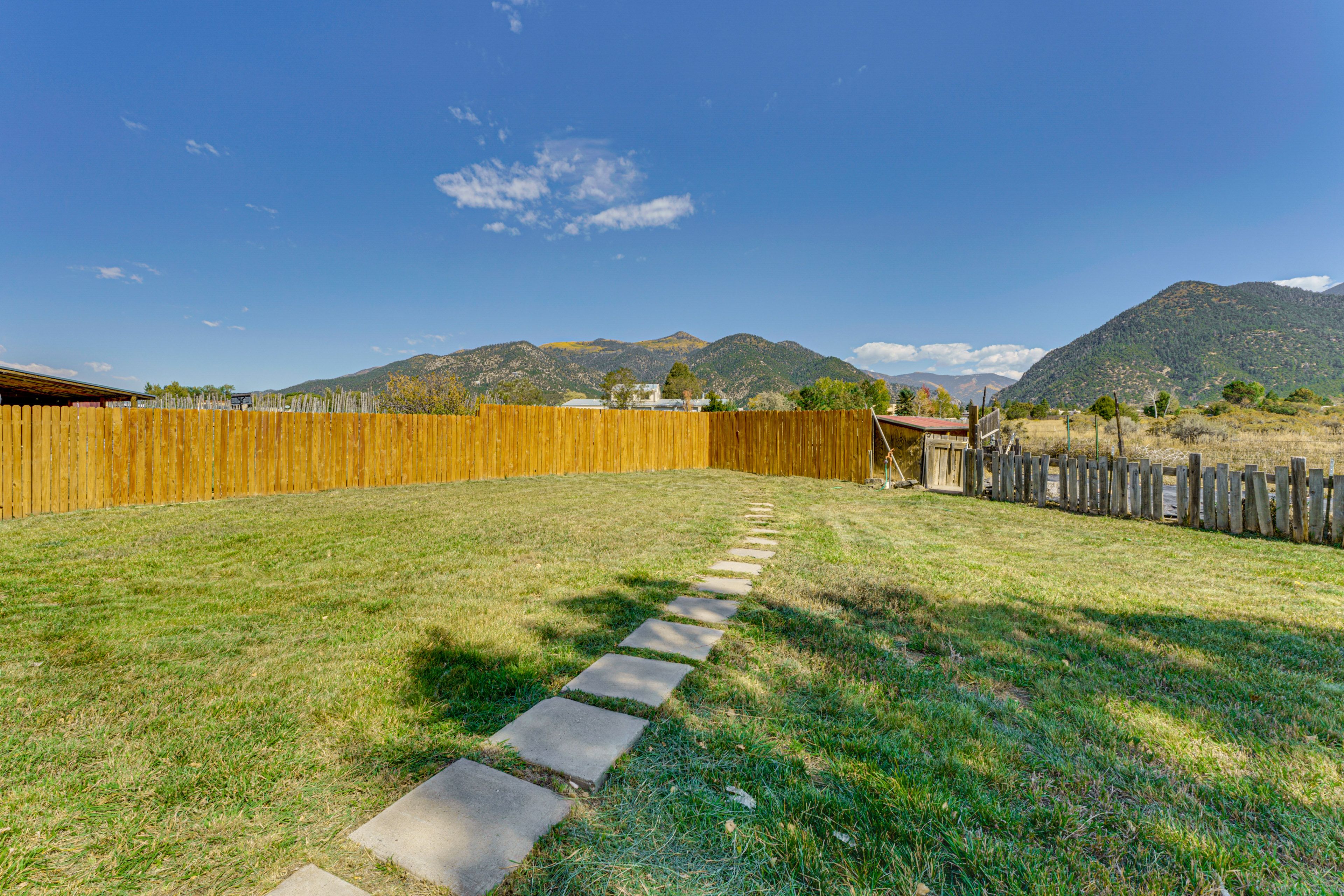 Fully Fenced Yard | Mountain Views