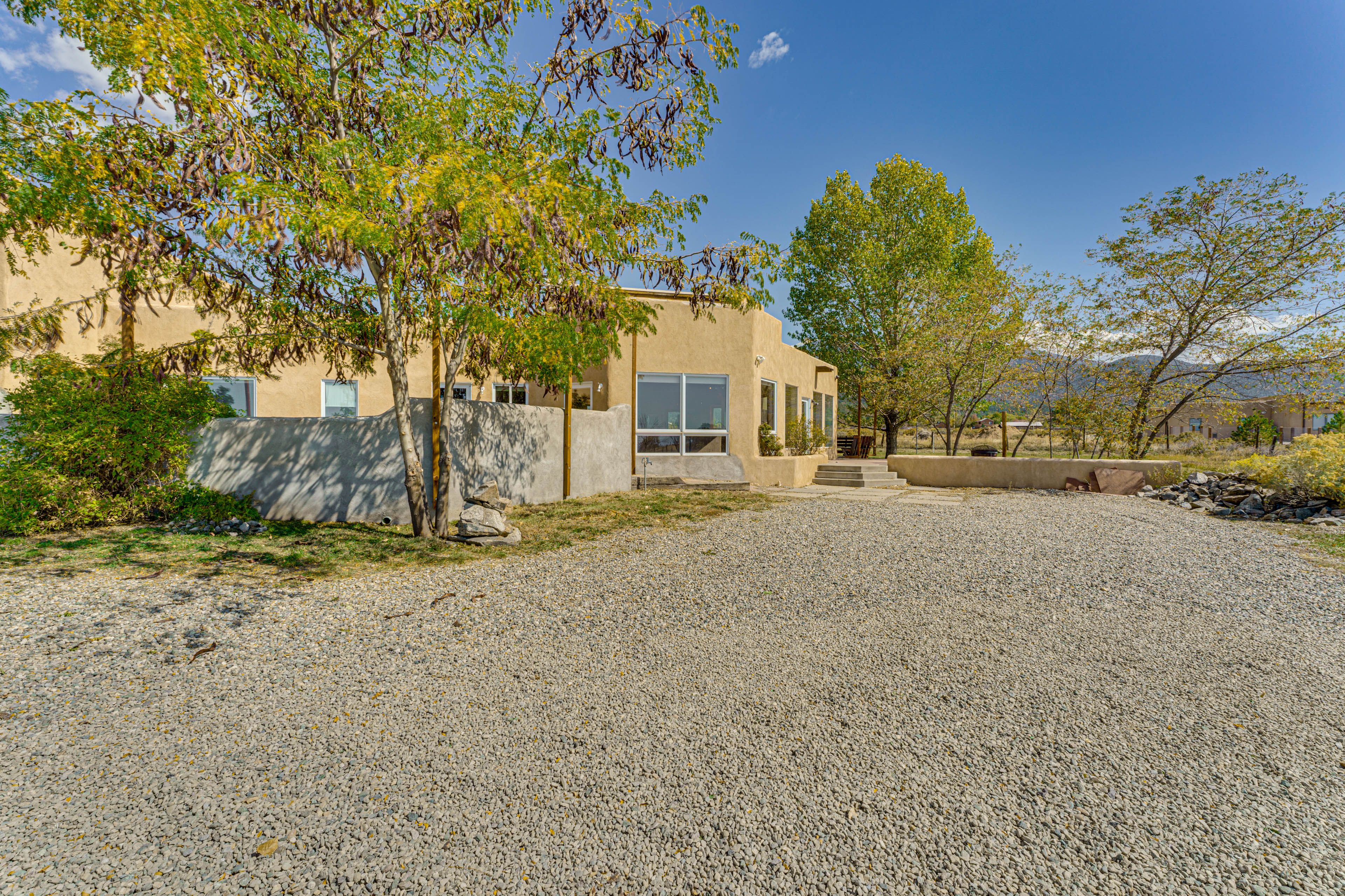 Parking | Driveway (6 Vehicles)