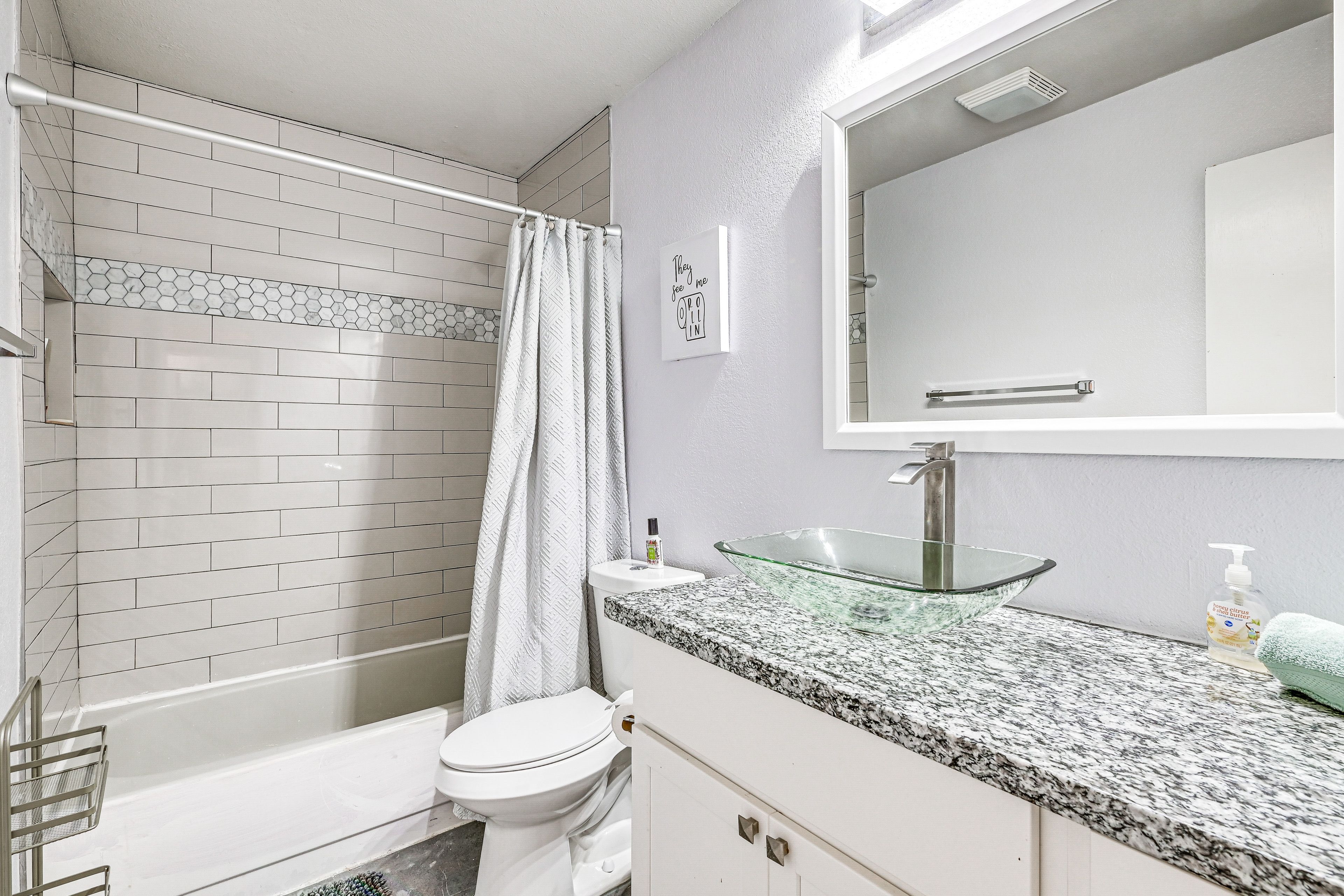 Full Bathroom | Complimentary Toiletries