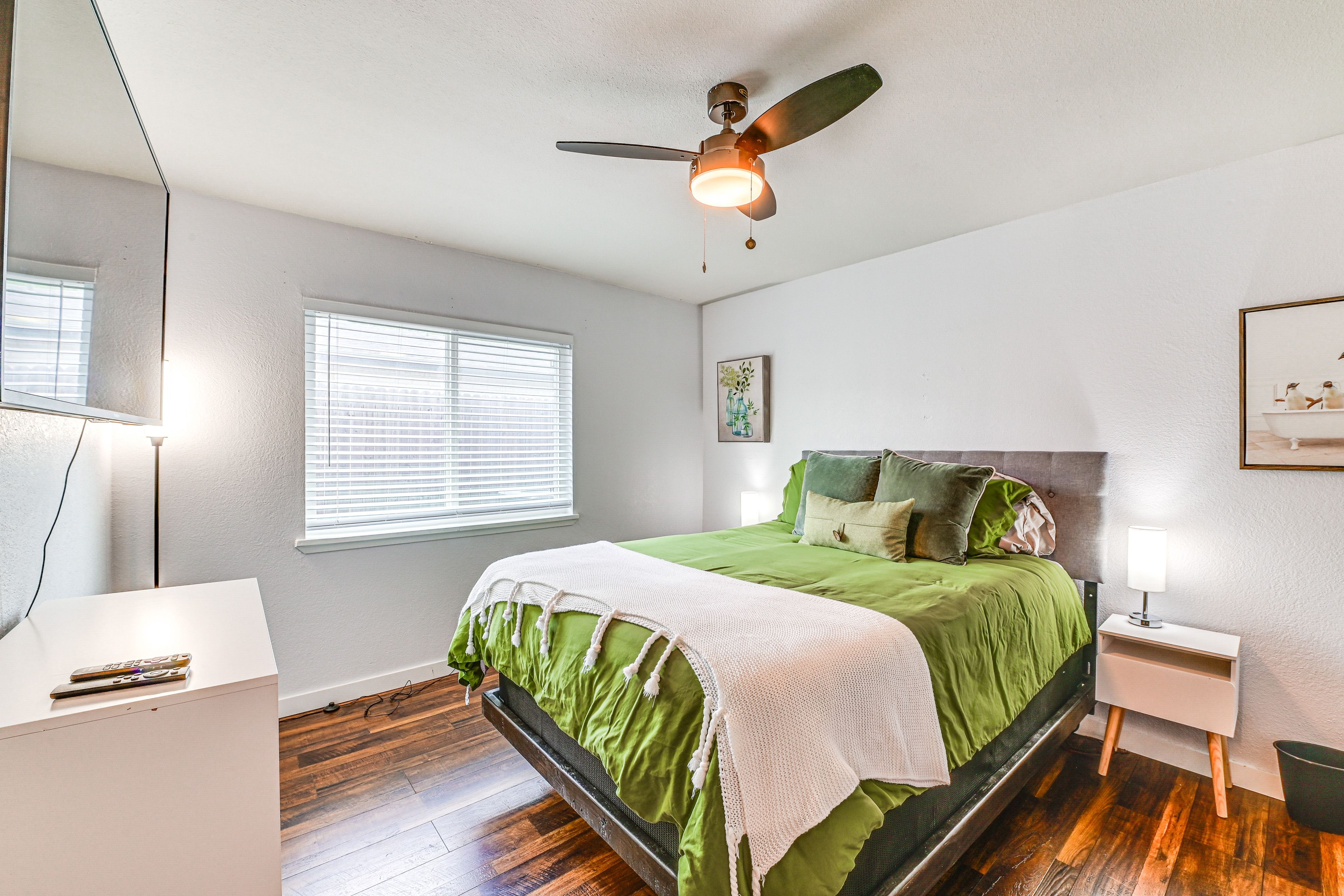 Bedroom 3 | Queen Bed | Smart TV
