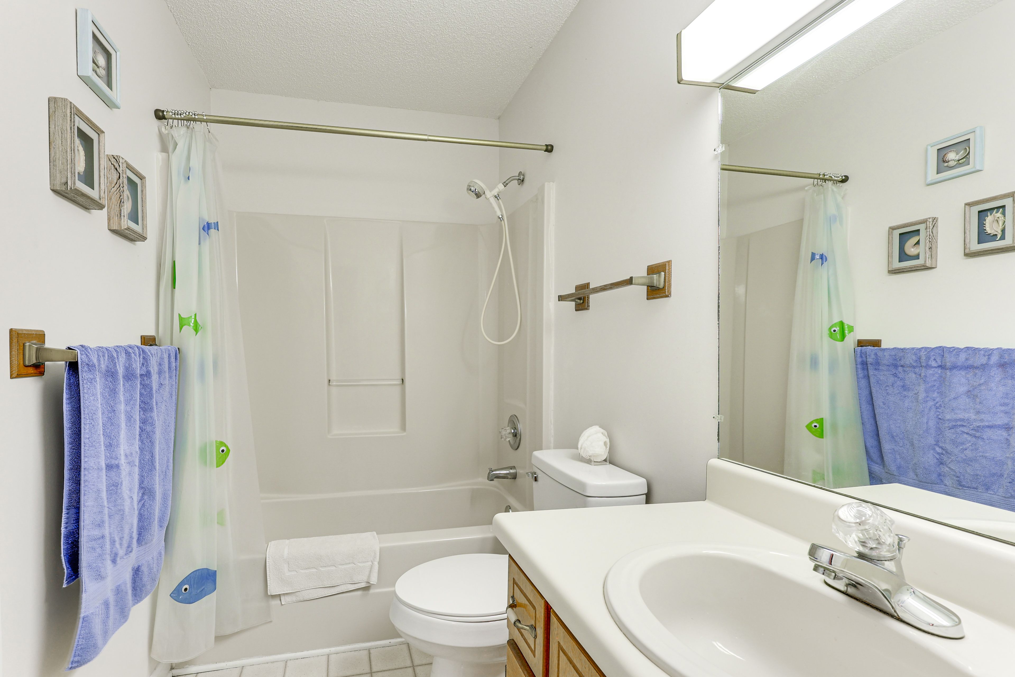 Full Bathroom | 1st Floor | Shower/Tub Combo
