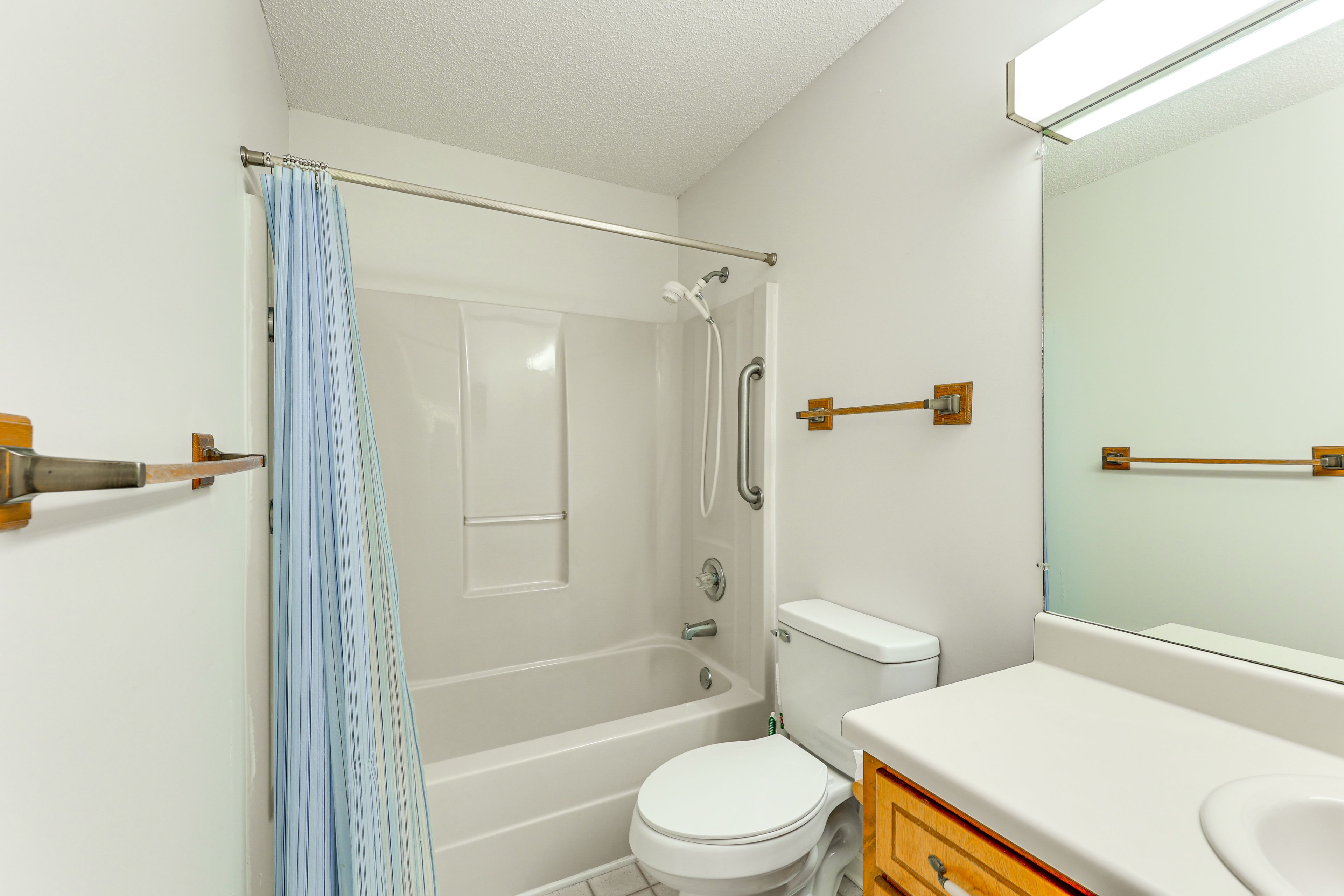 Full Bathroom | 1st Floor | Shower/Tub Combo | Towels Provided | Hair Dryer