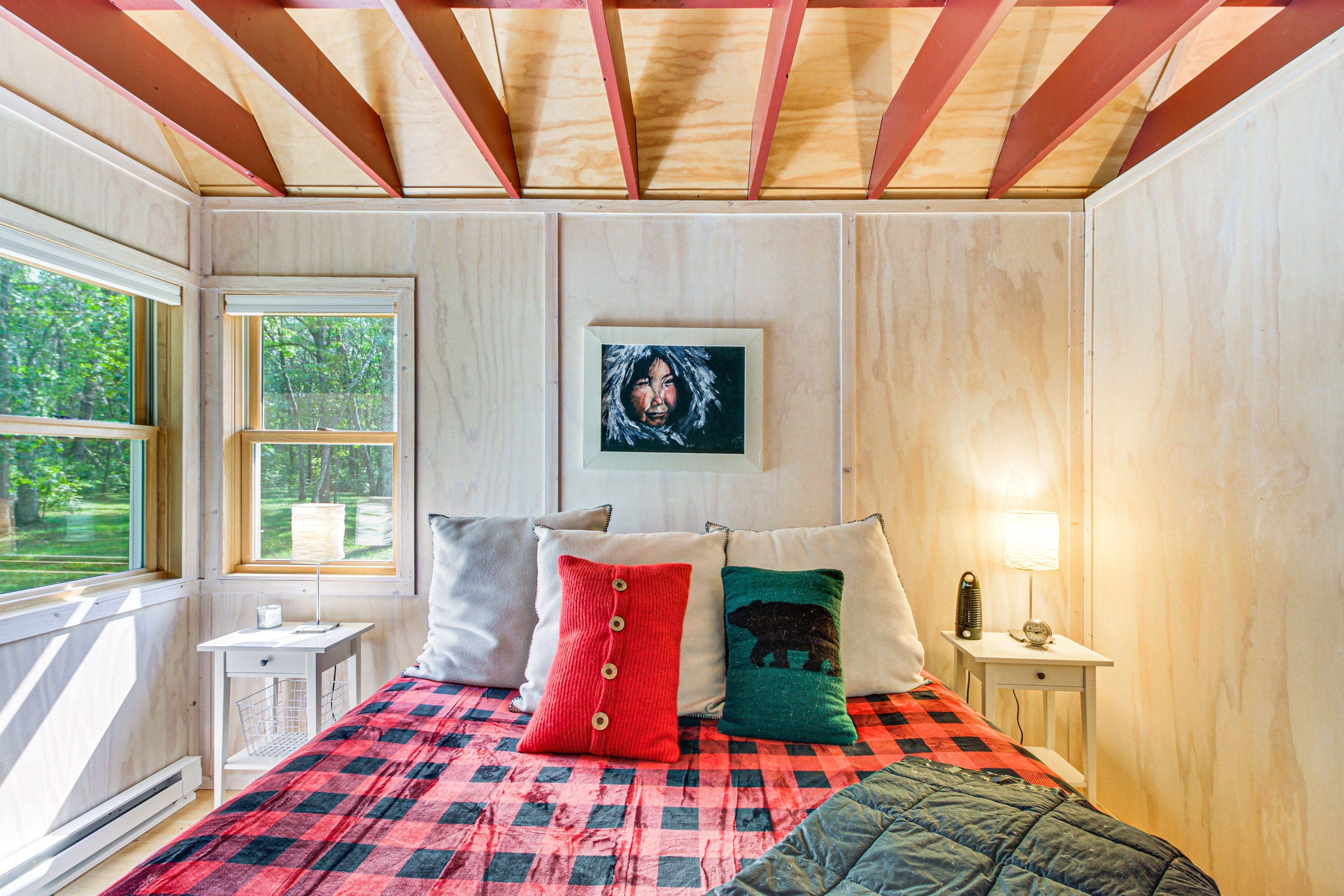Bedroom | King Bed | Linens Provided | 1st Floor