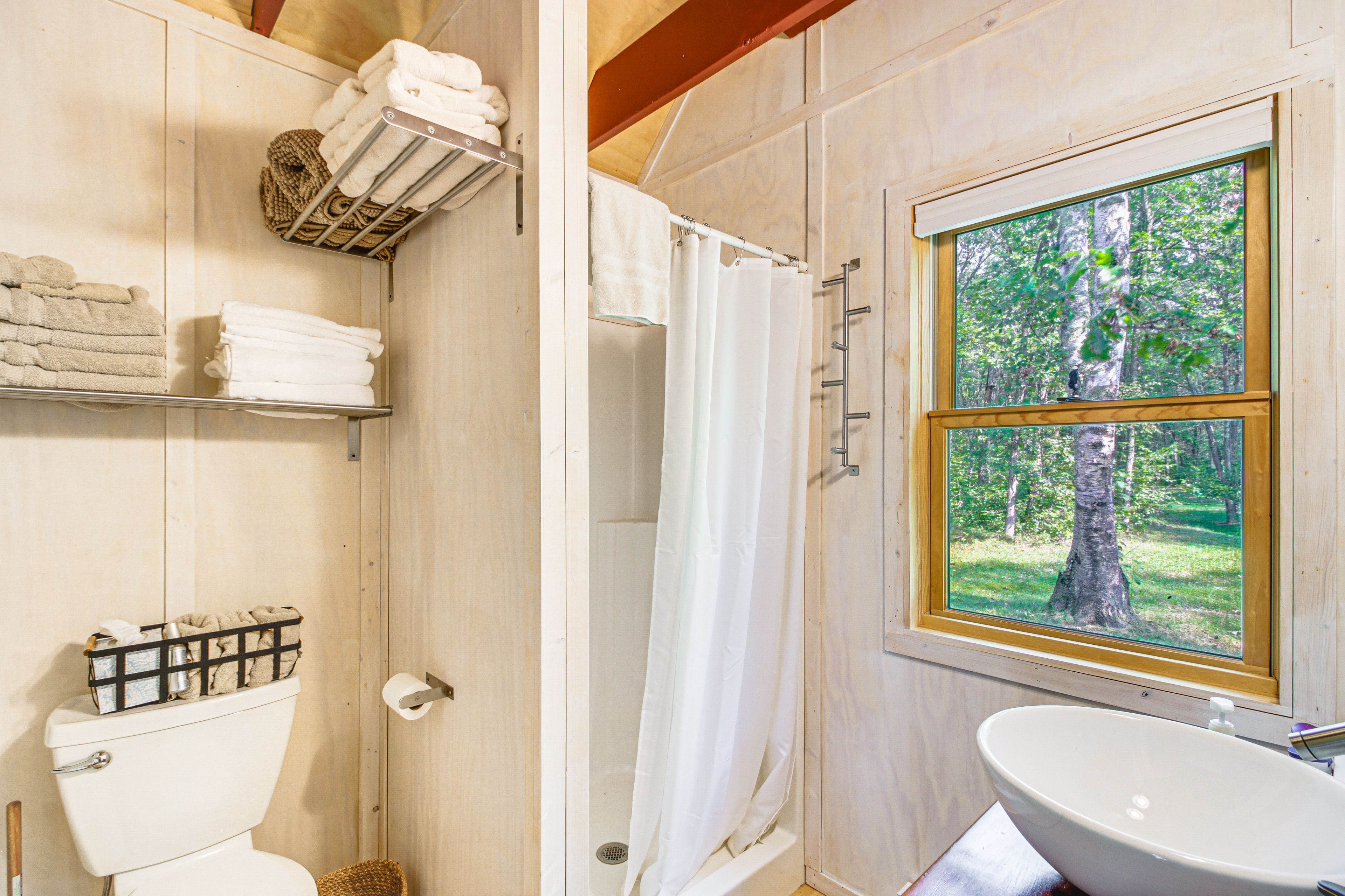 Full Bathroom | Towels Provided | Washer/Dryer | 1st Floor