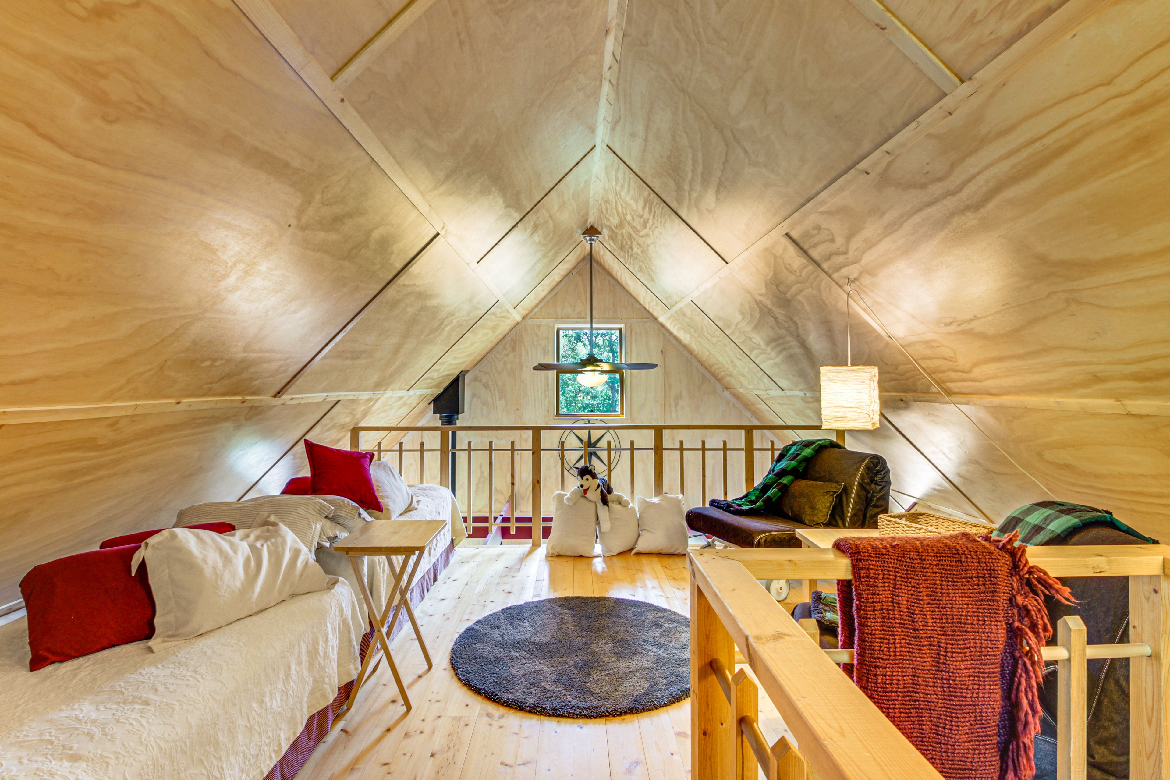 Loft | 2 Twin Beds | 2 Twin Futons | 2nd Floor