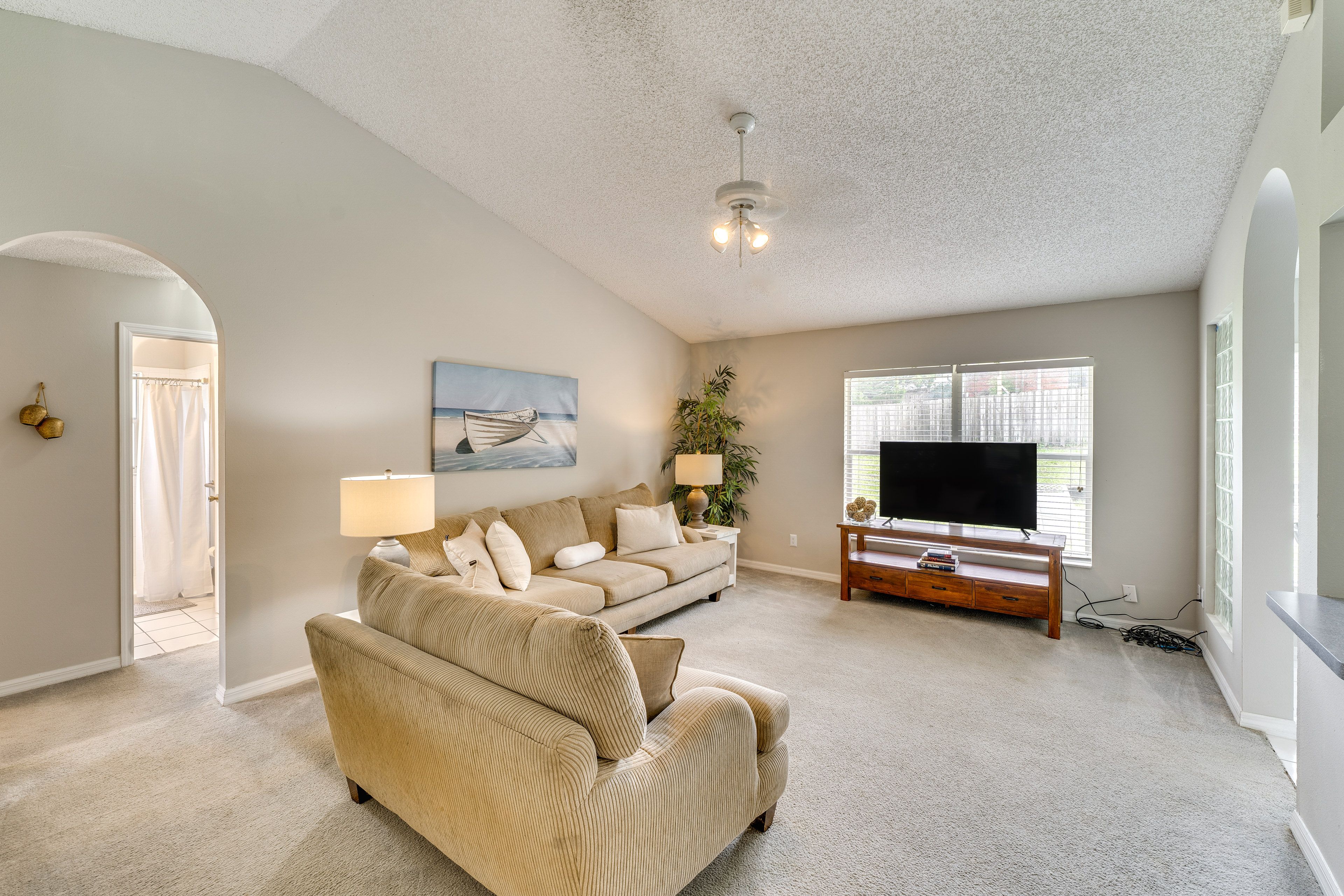 Living Room | Smart TV | Central A/C