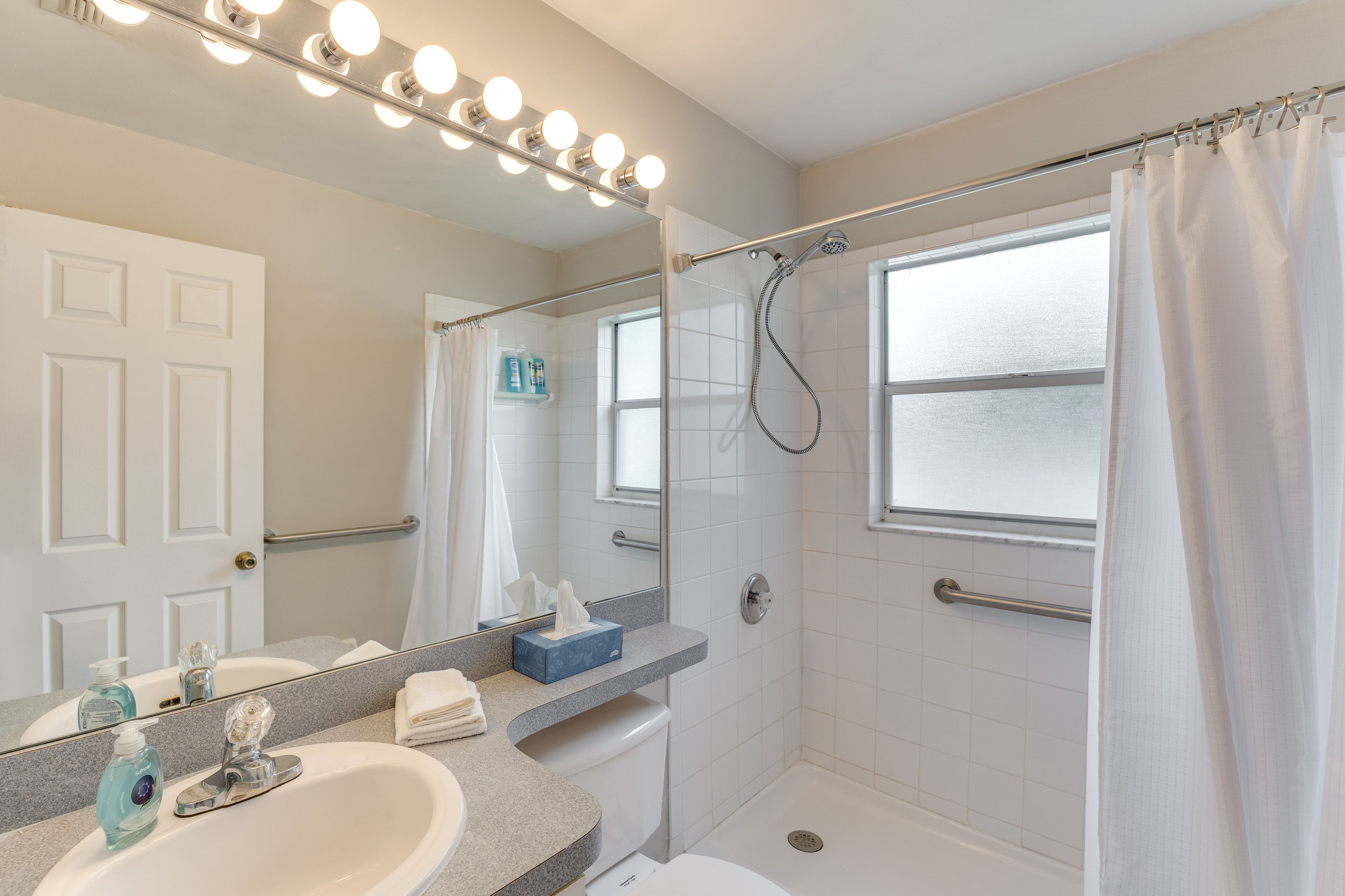 Full Bathroom | Complimentary Toiletries