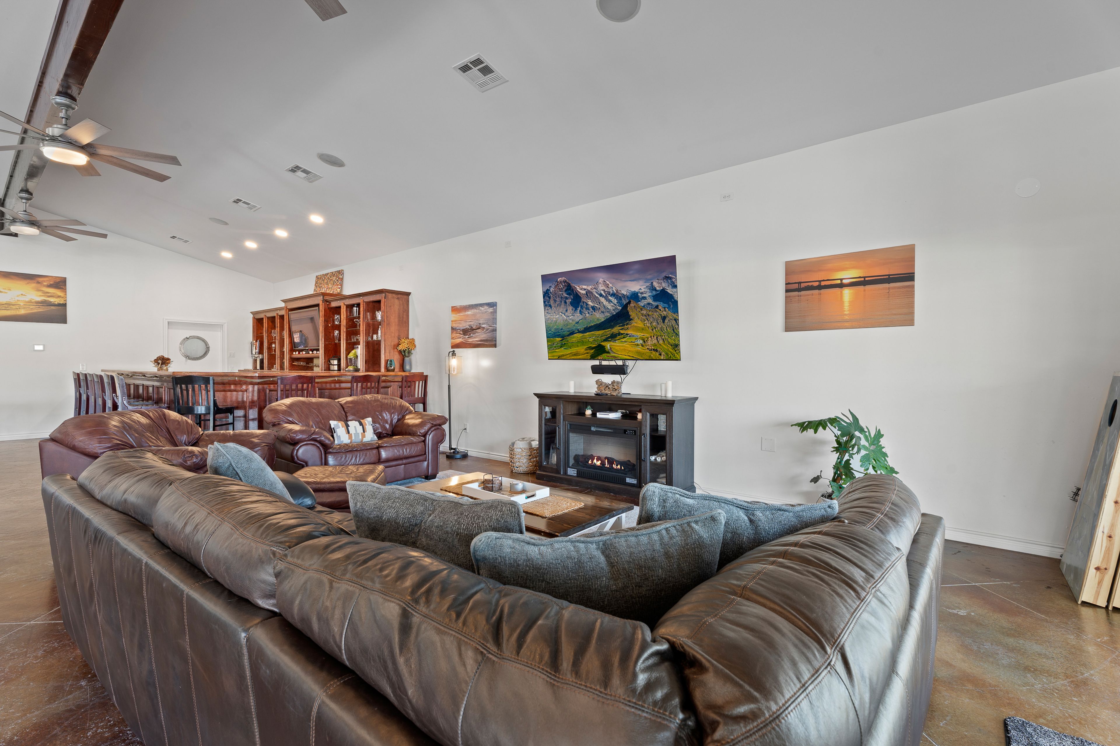 Living Room | Free WiFi | Central A/C & Heat | Smart TV