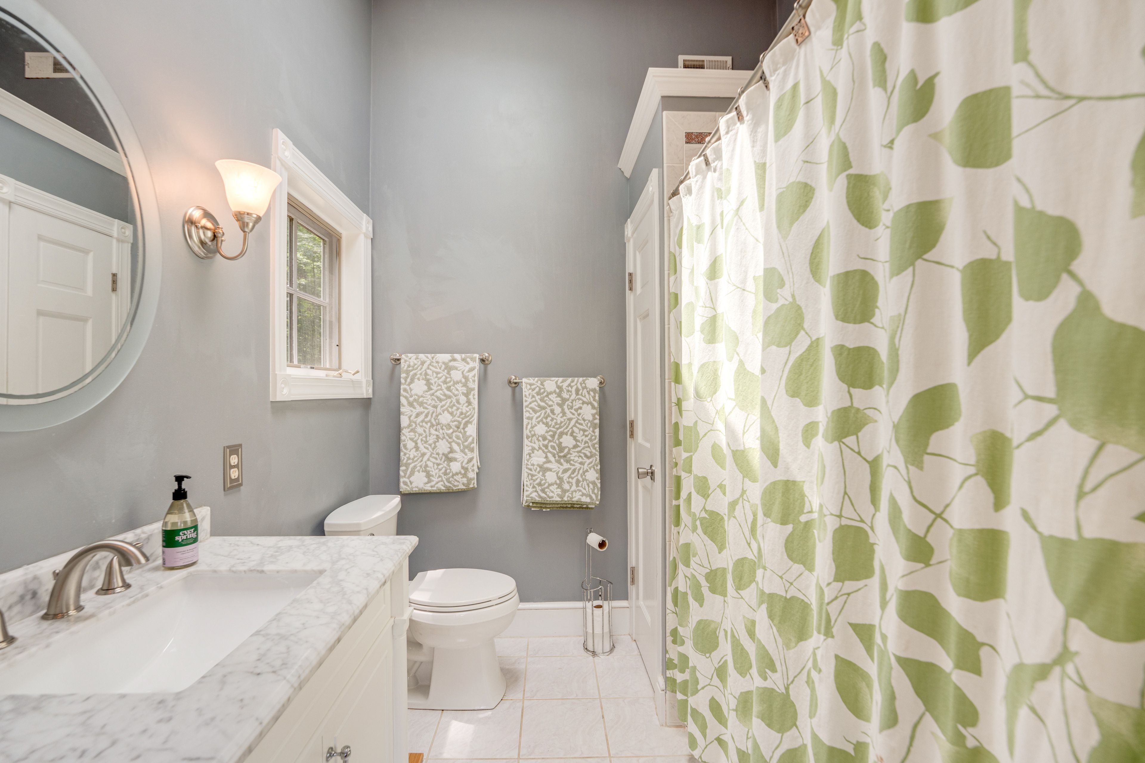 Full Bathroom | 2nd Floor | Towels Provided
