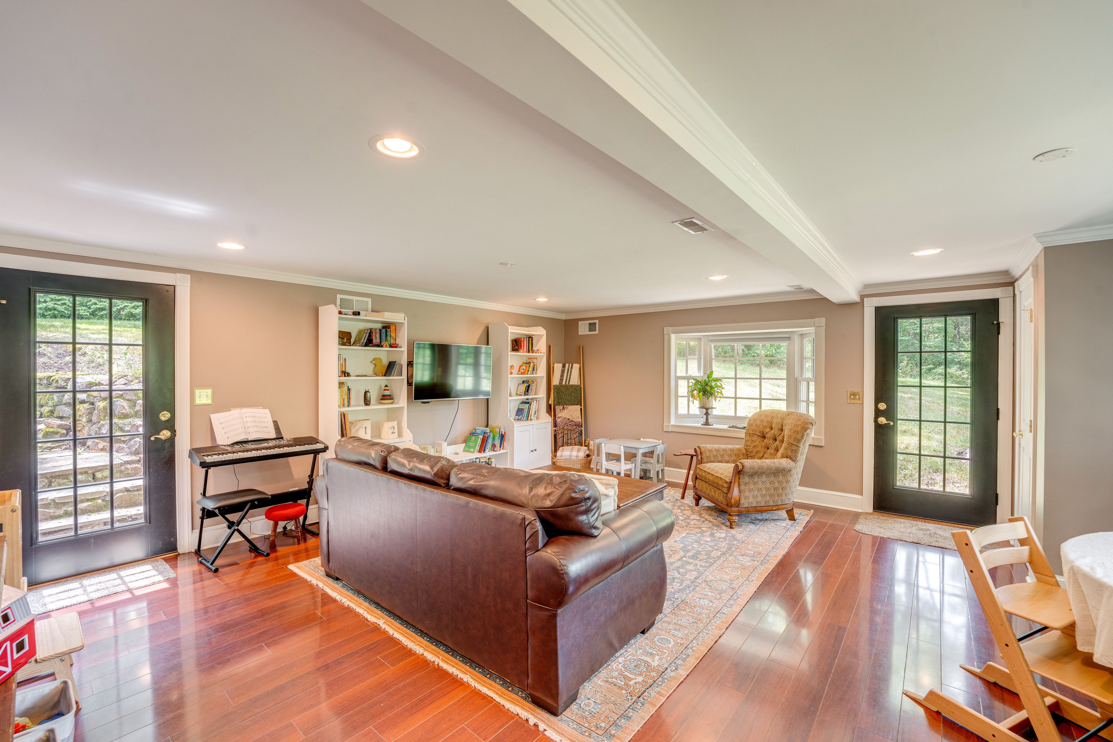Family Room | 1st Floor | Smart TV | Electric Keyboard | Children's Books & Toys