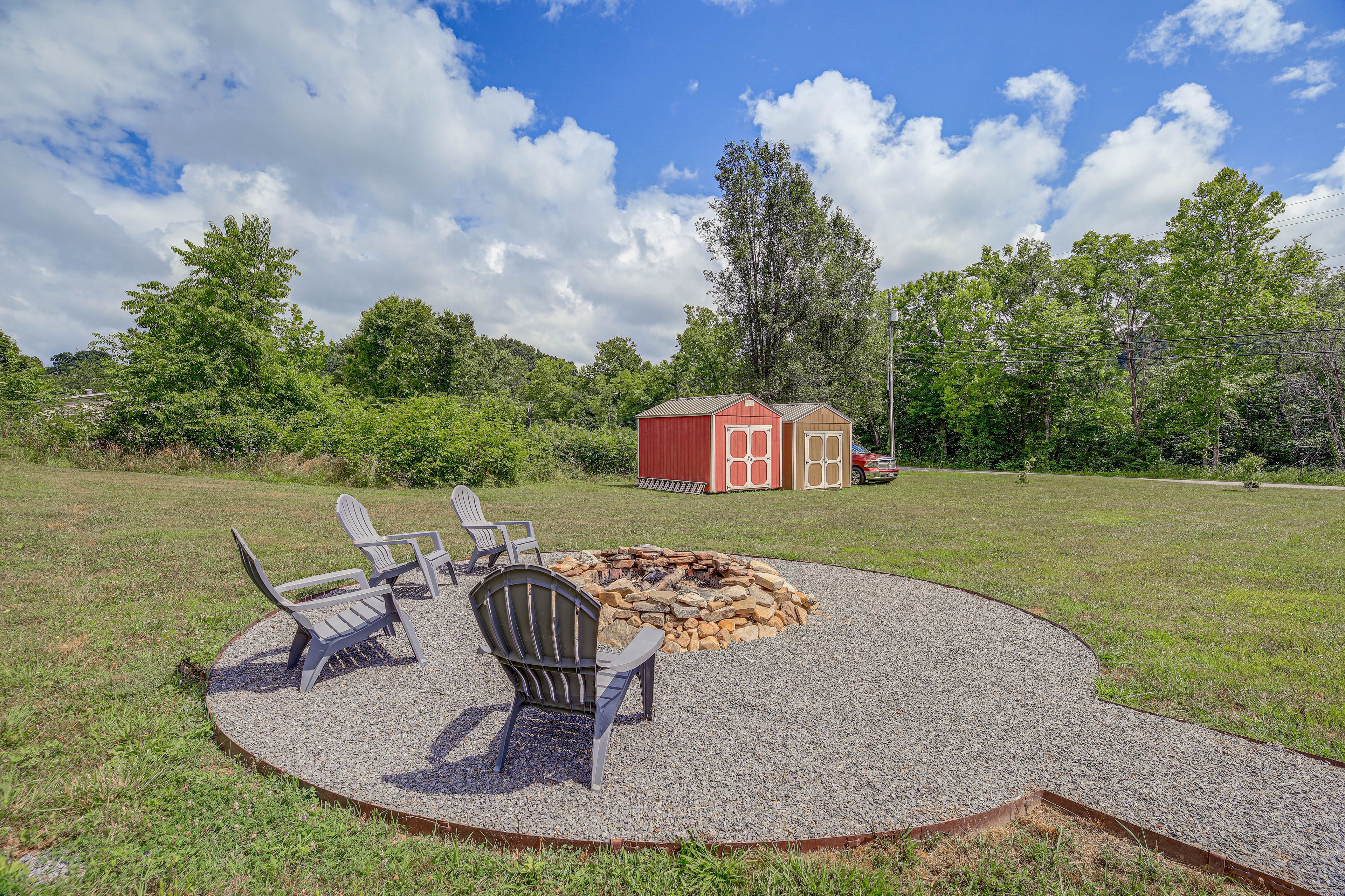 Bluff City Vacation Rental | 3BR | 2.5BA | 2,000 Sq Ft | Steps Required