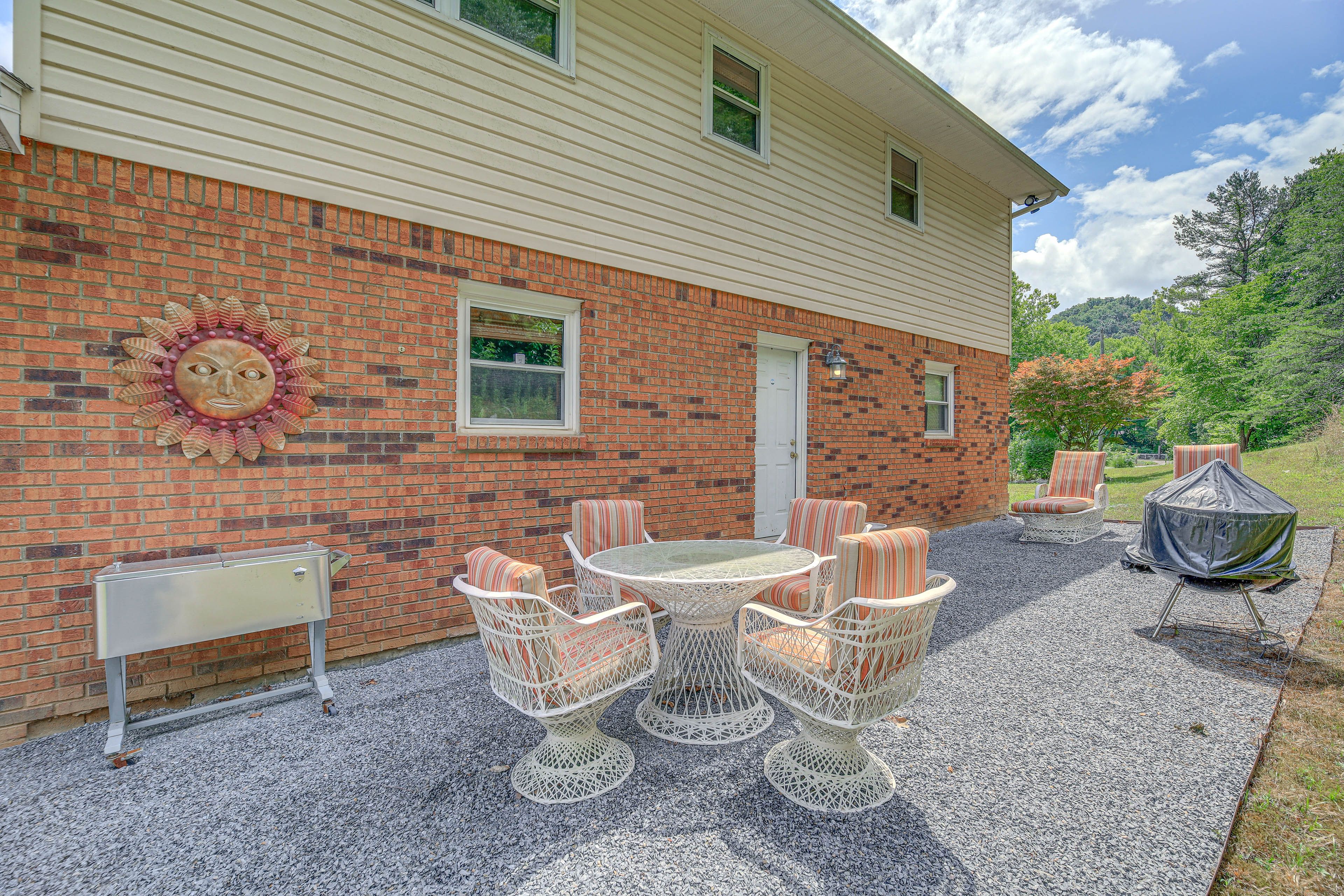 Outdoor Dining Area | Grill