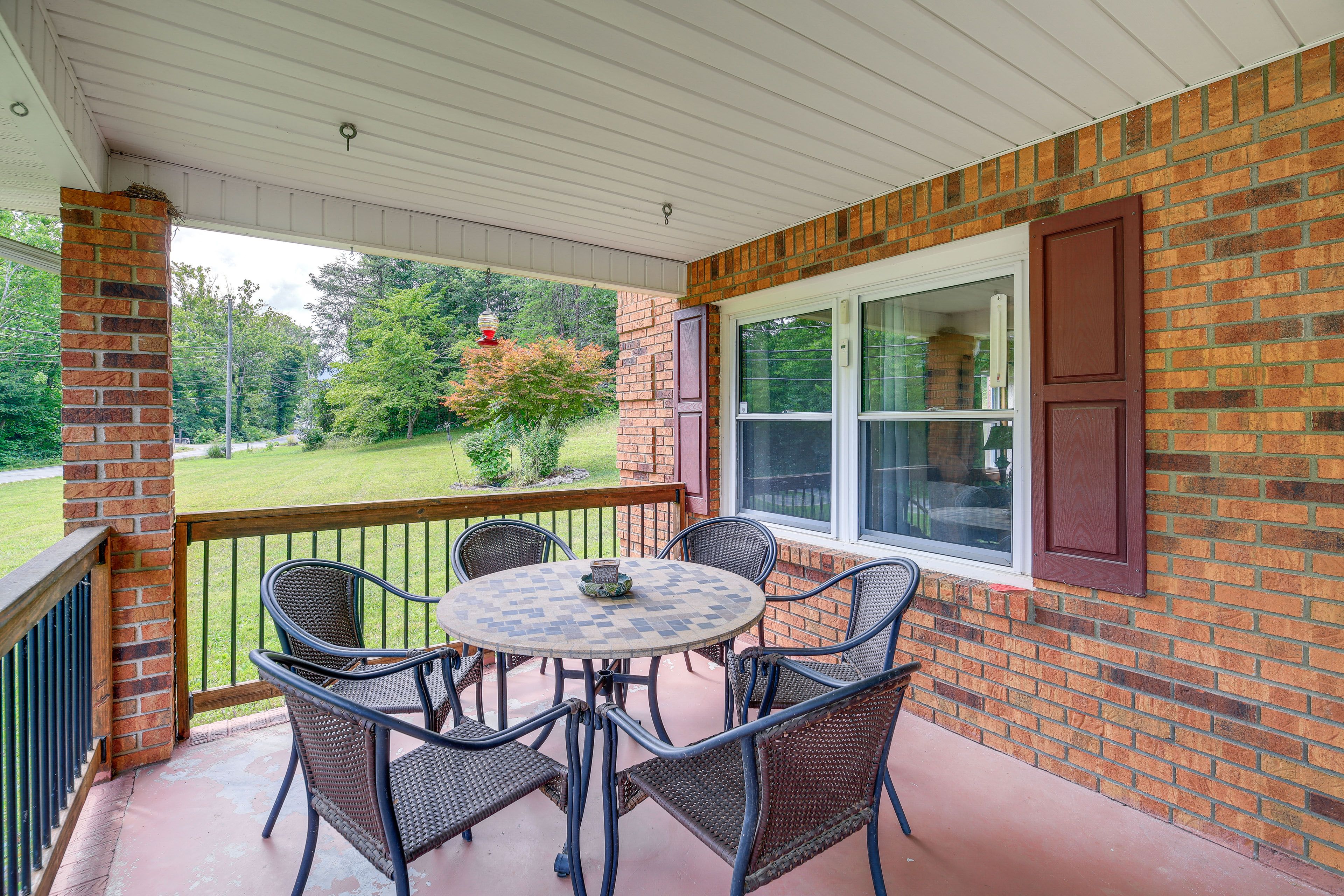 Covered Porch | Outdoor Dining Area