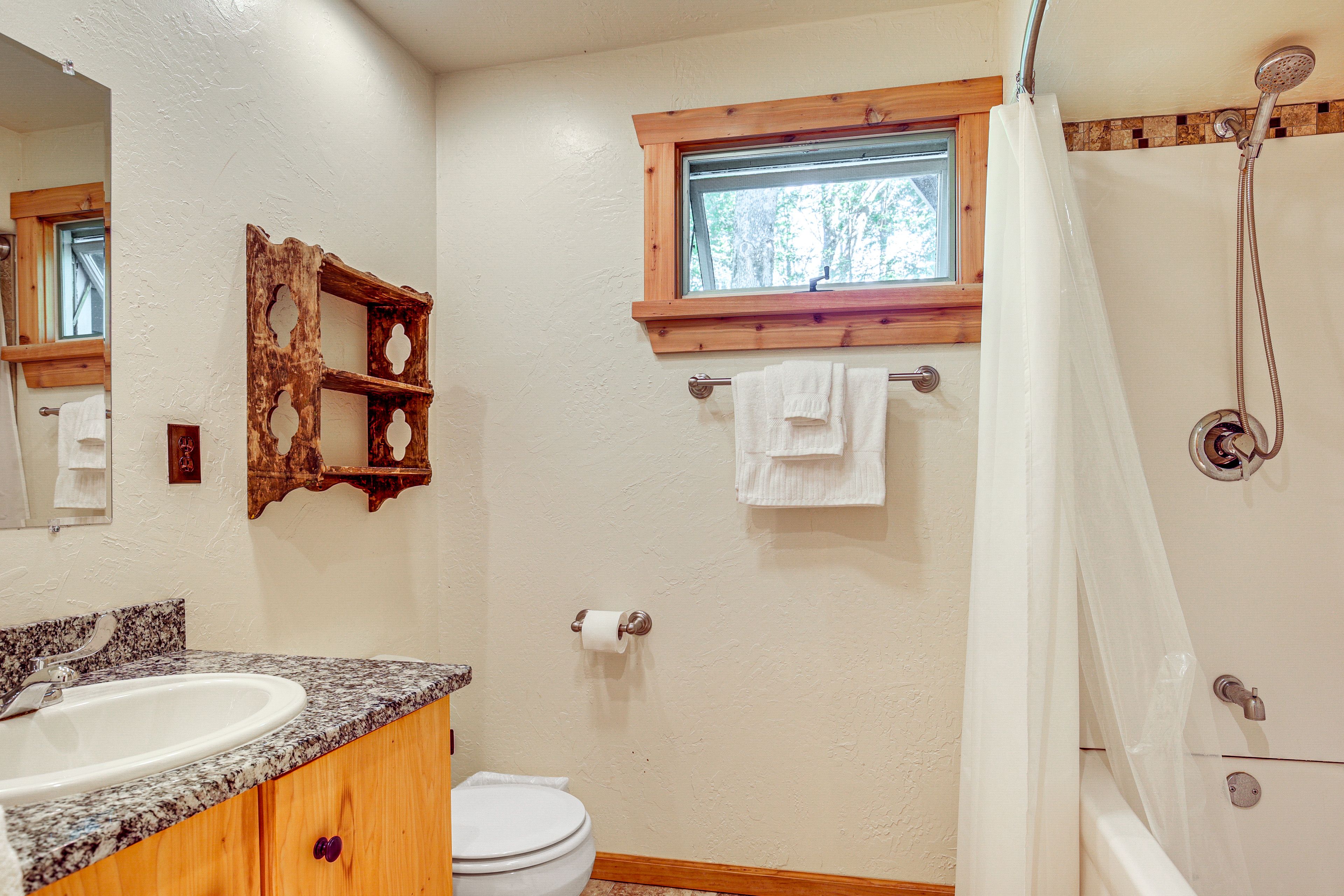 Full Bathroom | Main Floor | Complimentary Toiletries