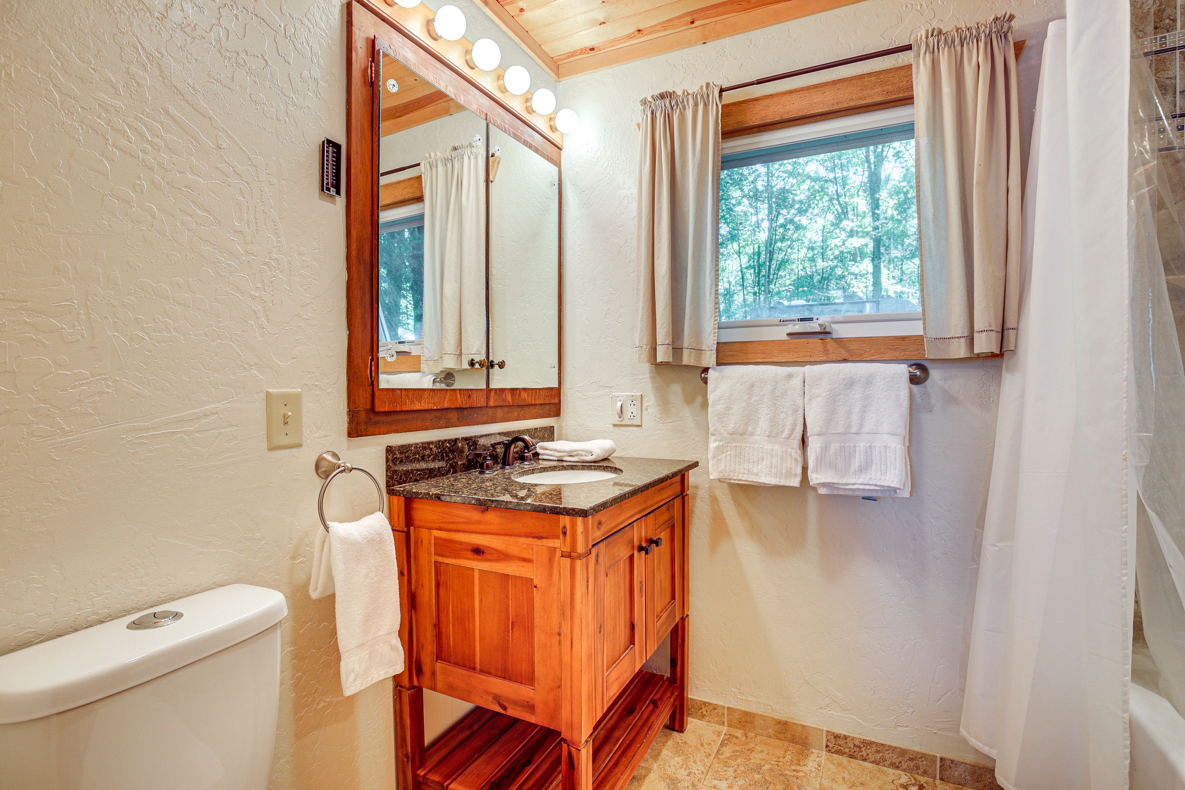 En-Suite Bathroom | Main Floor | Towels Provided
