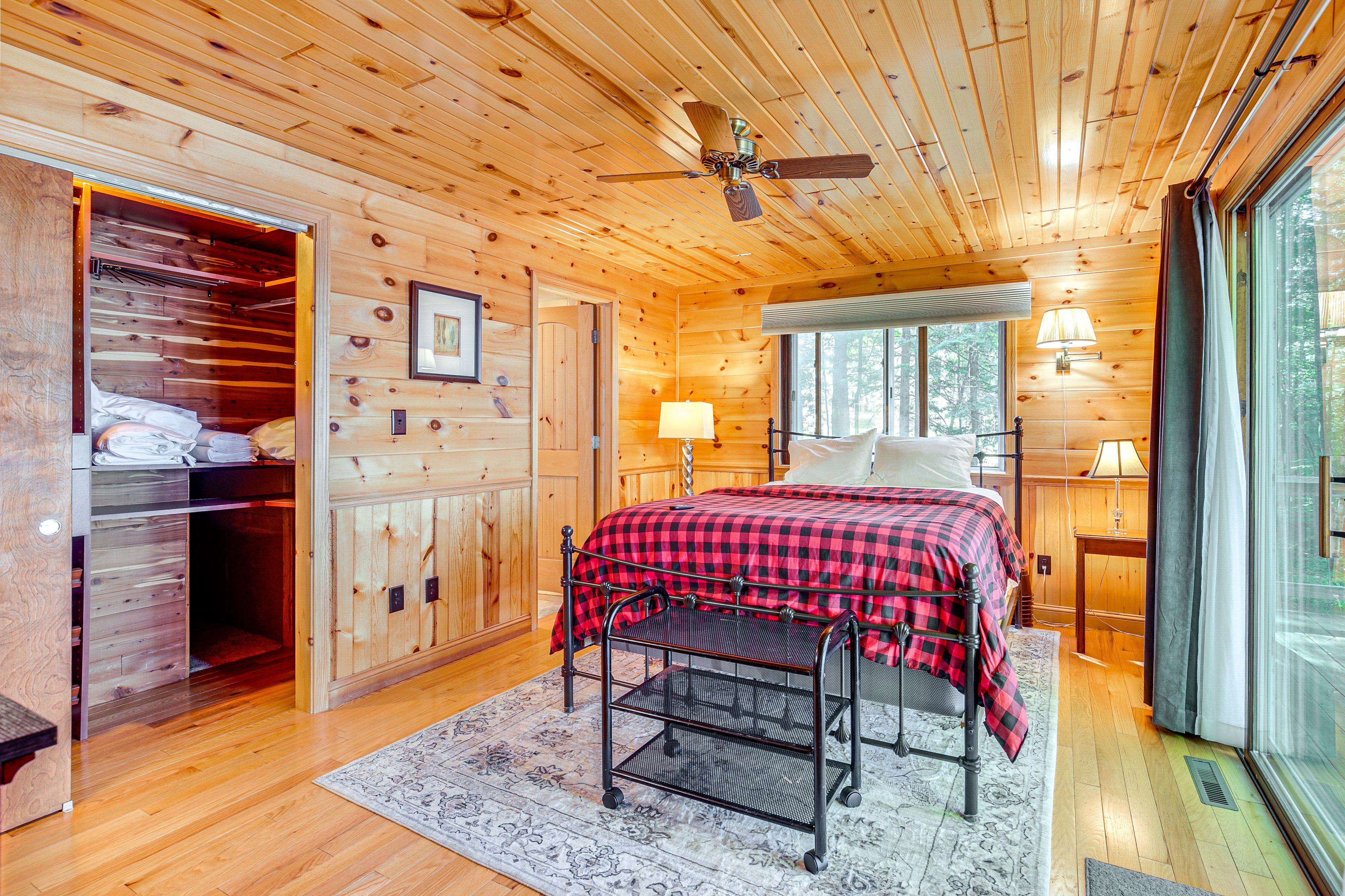 Bedroom 1 | Main Floor | Queen Bed