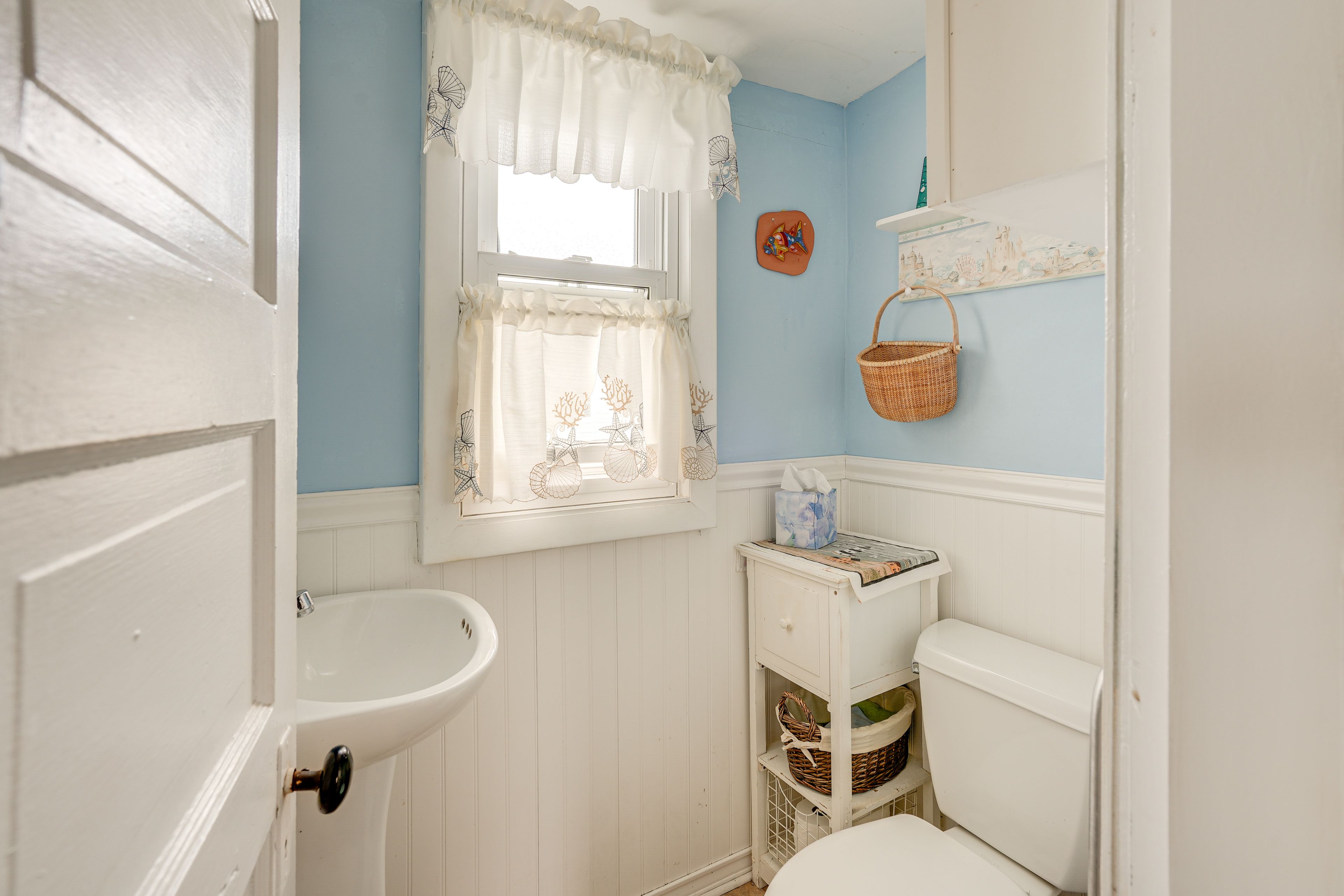 Half Bathroom | 2nd Floor