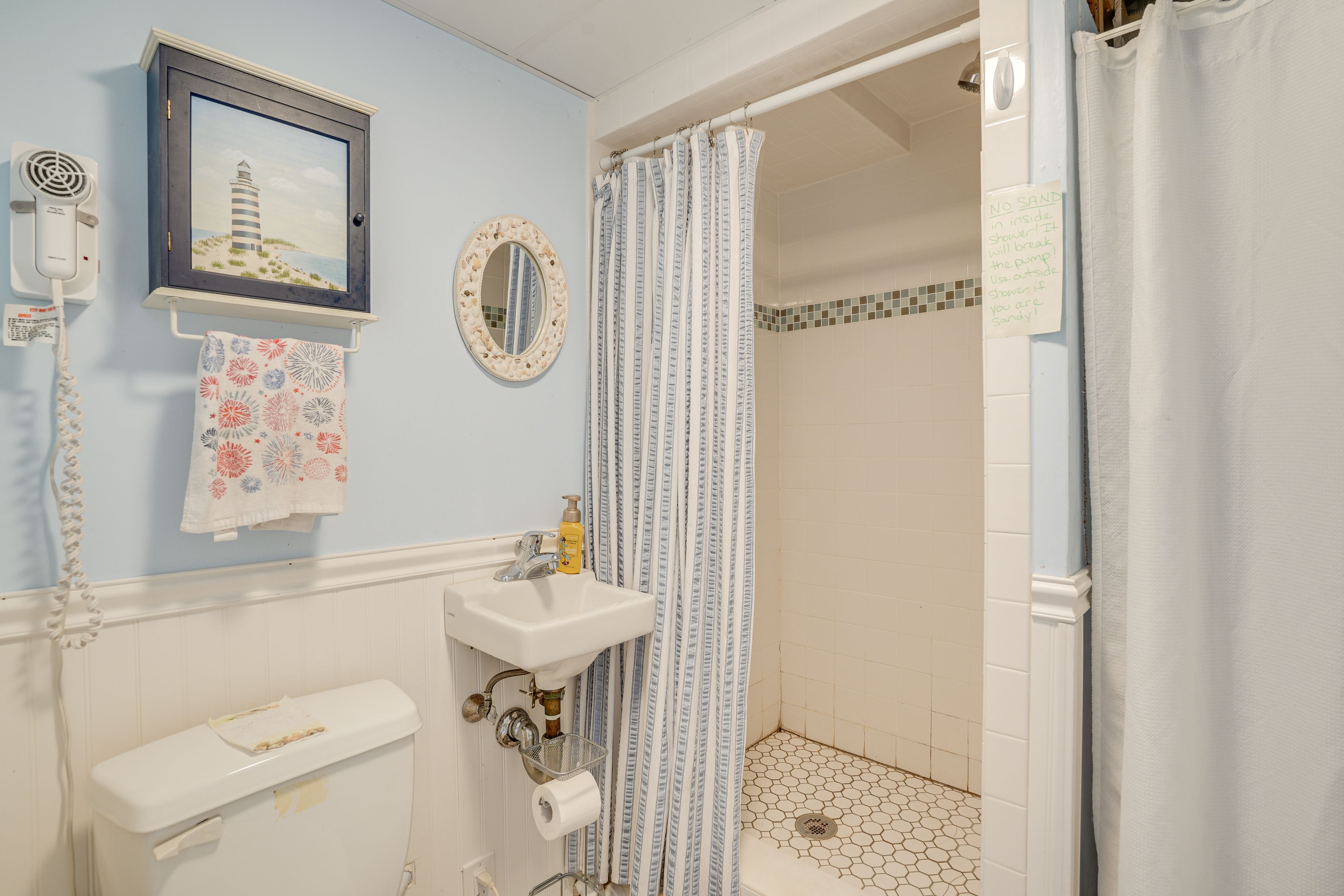 Full Bathroom | Towels Provided | 1st Floor