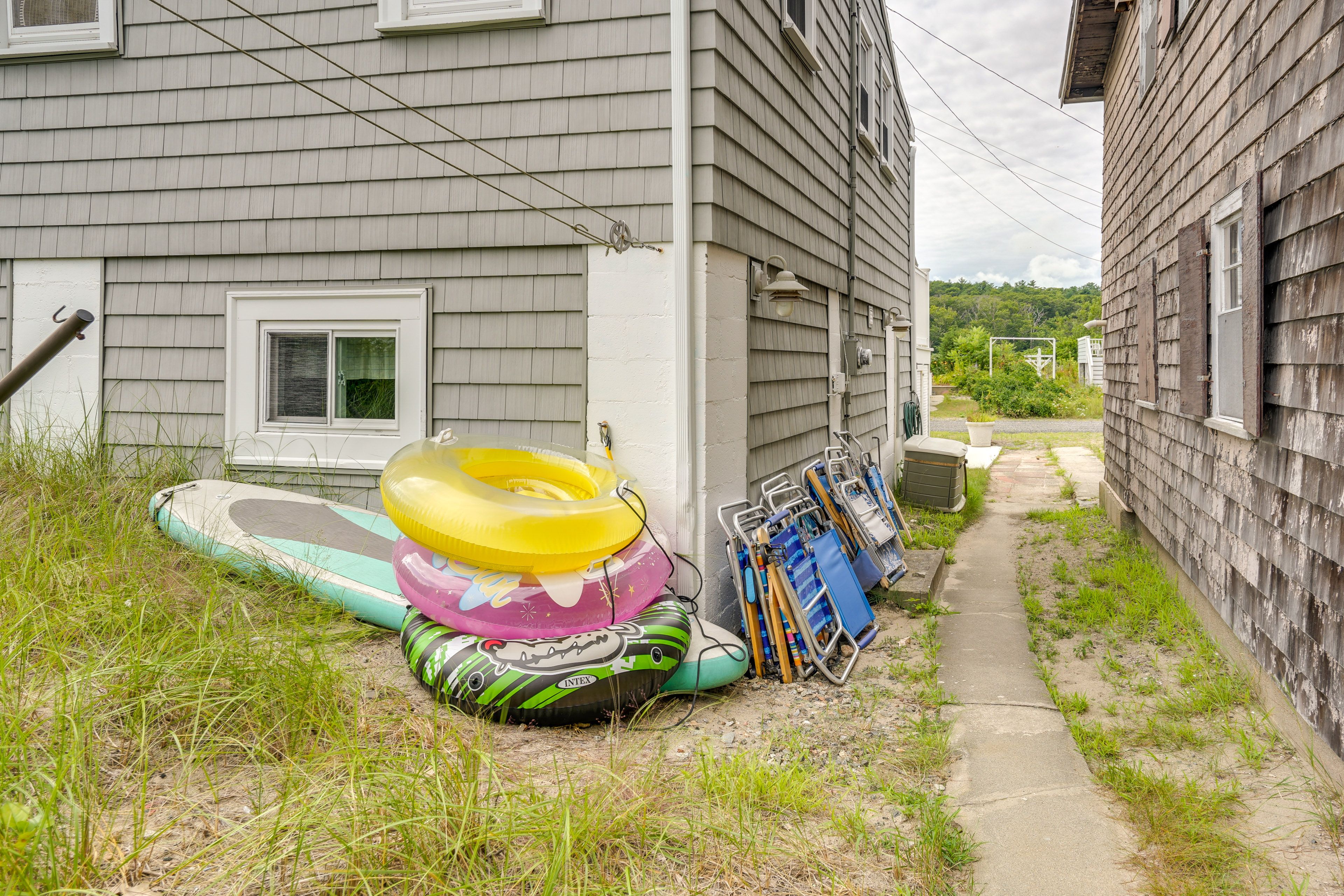 Backyard | Inflatable Tubes | Paddleboard | Beach Chairs