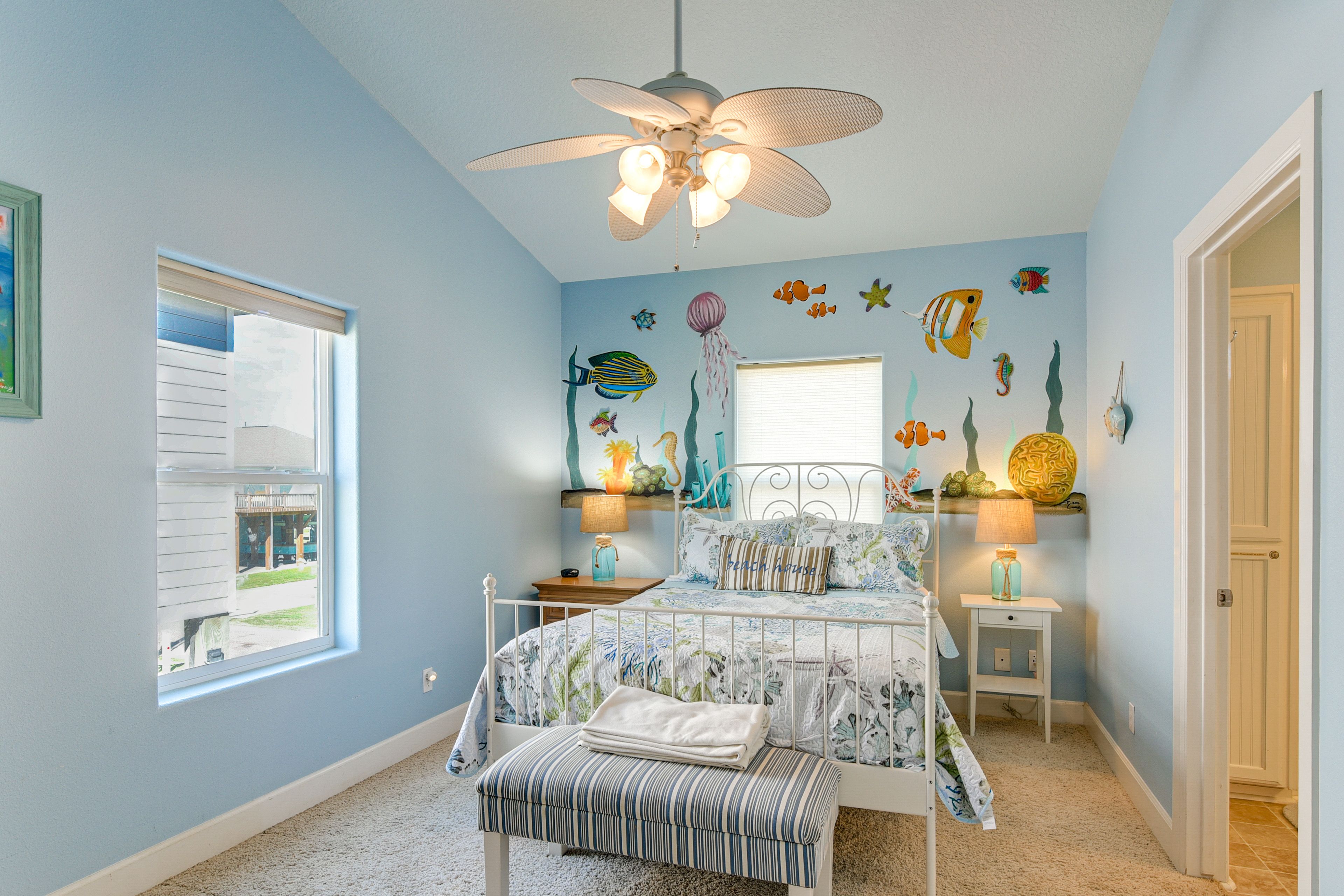 Bedroom 1 | Queen Bed