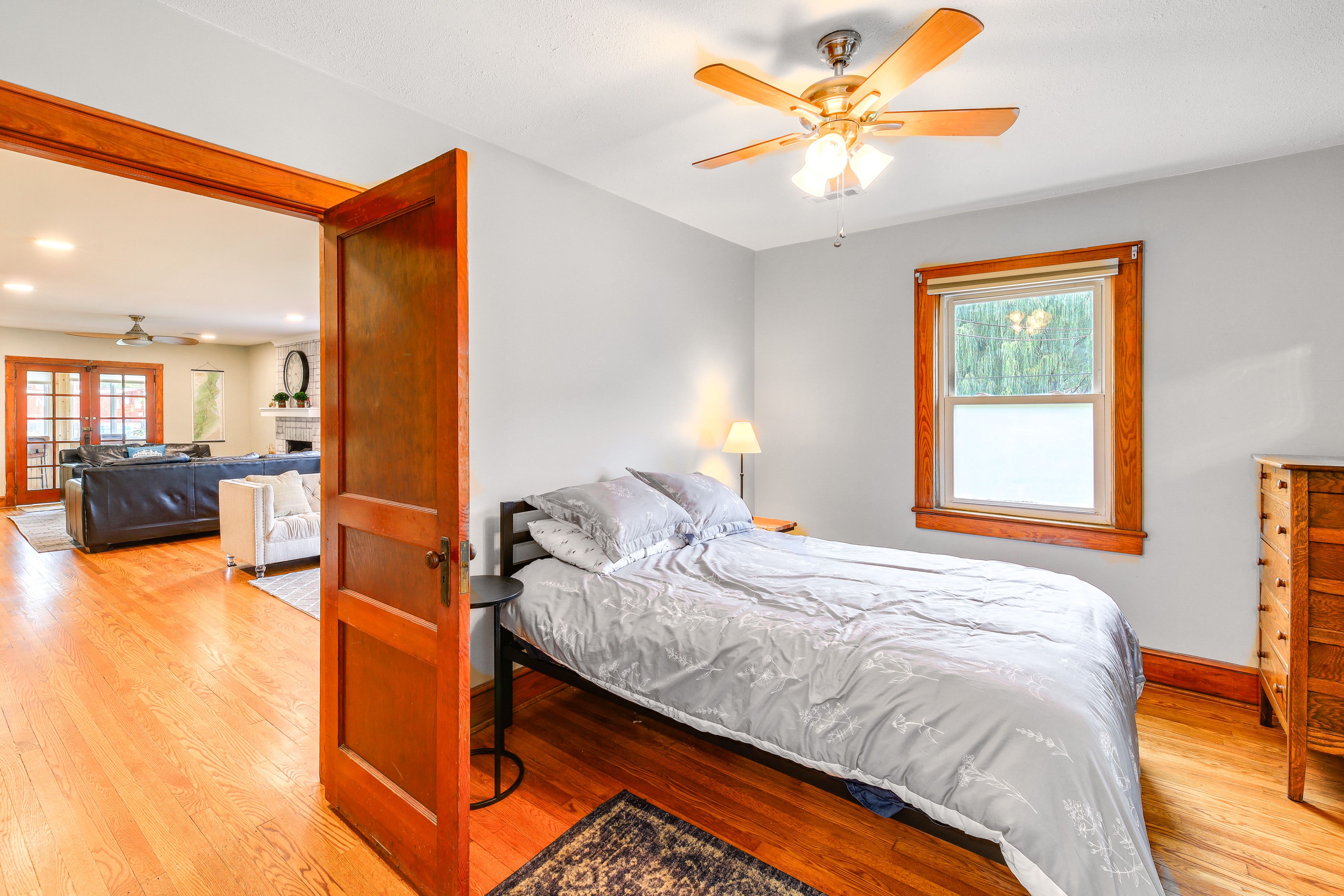 Bedroom 1 | Queen Bed | Linens Provided | 1st Floor