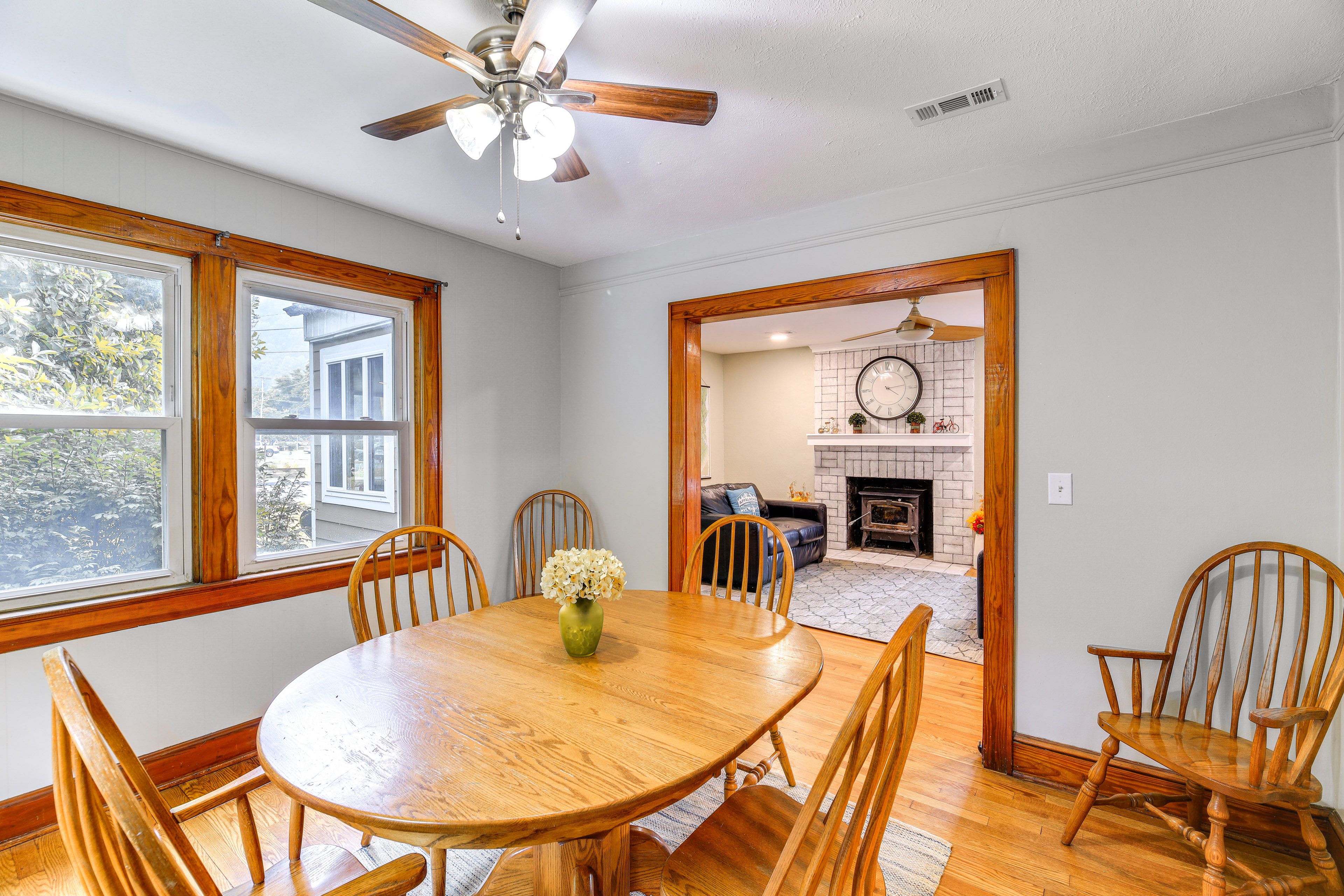 Dining Area | Dishware/Flatware Provided | 1st Floor