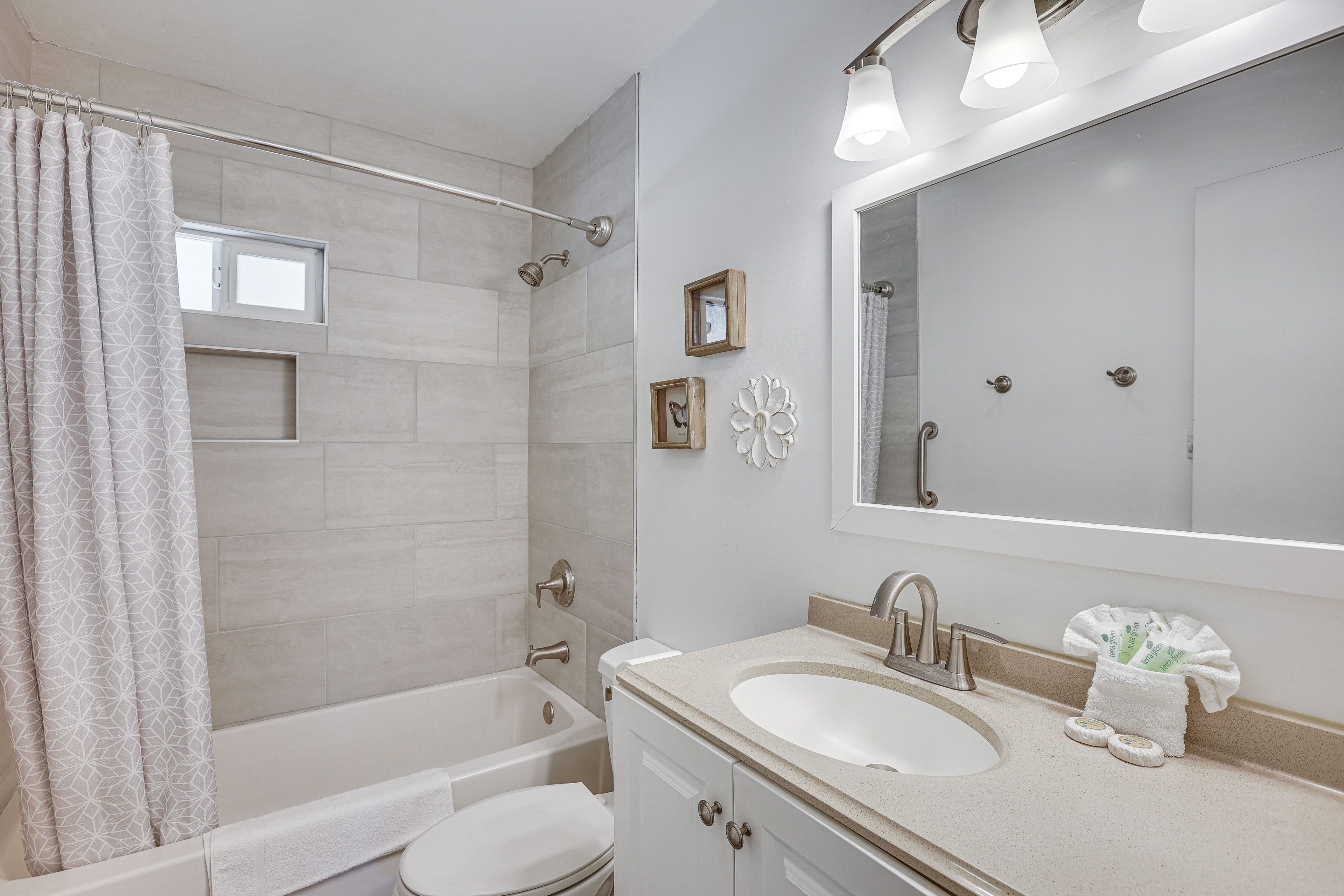 Full Bathroom | Complimentary Toiletries | Towels Provided