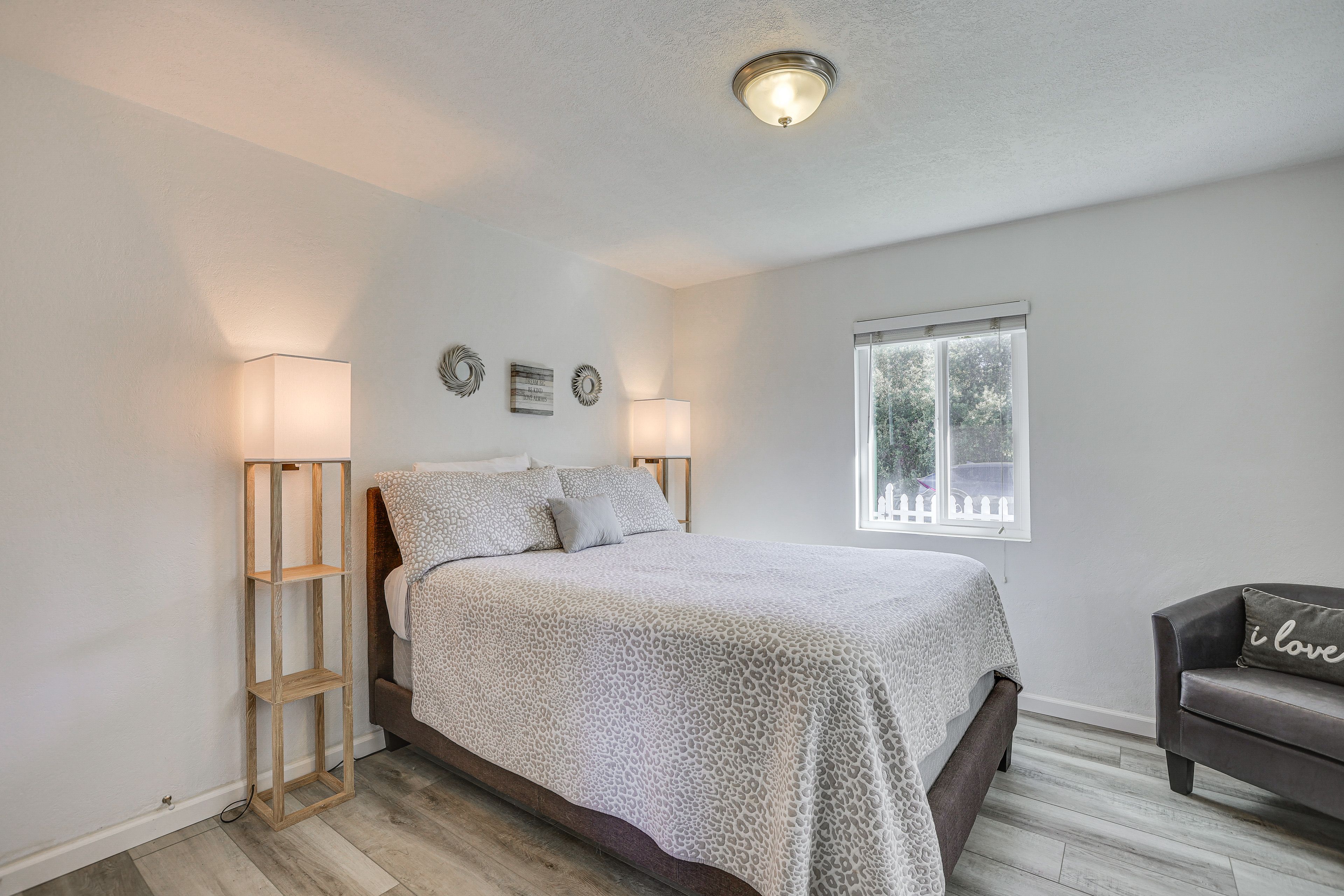Bedroom 1 | Queen Bed
