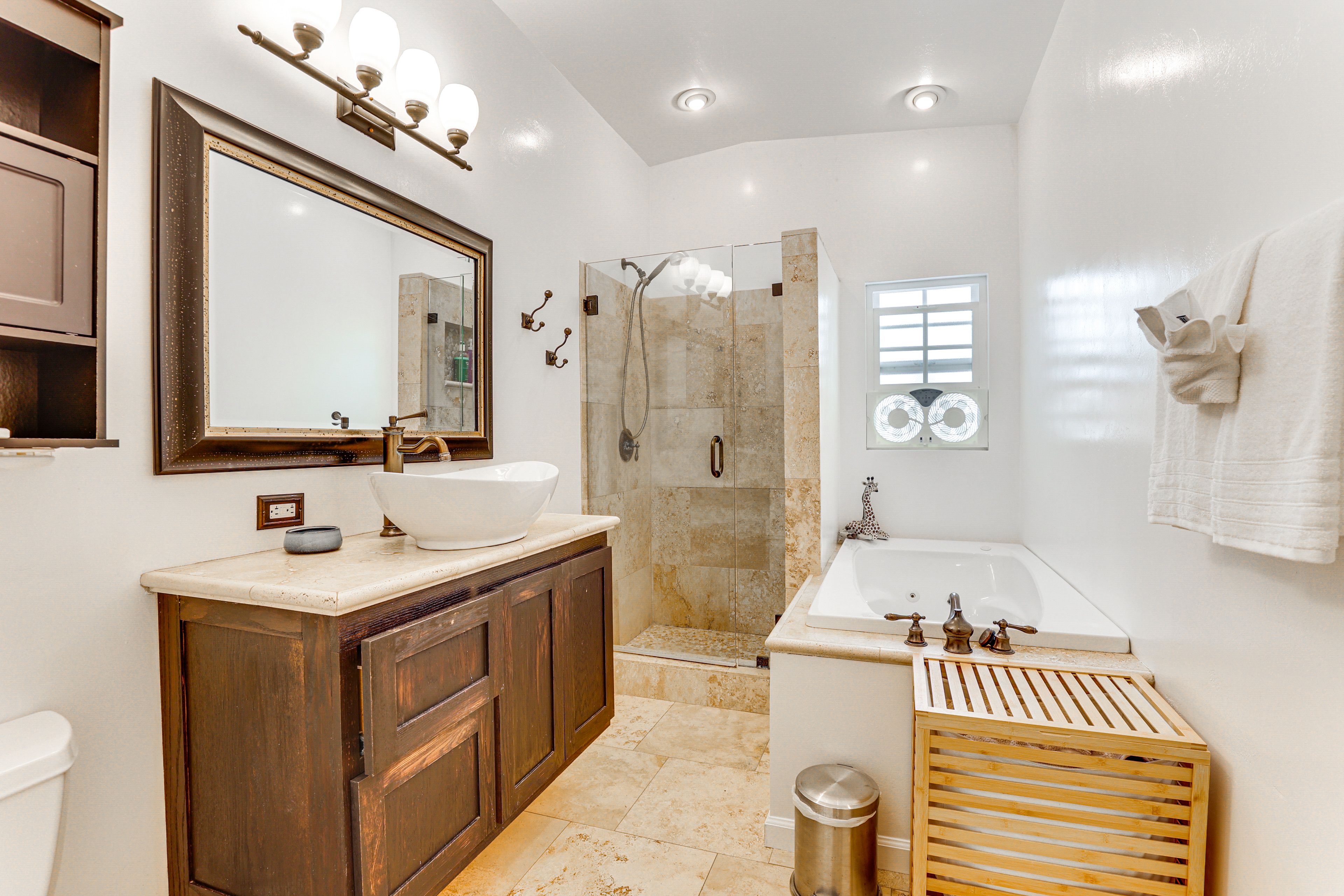 Full Bathroom | Towels Provided