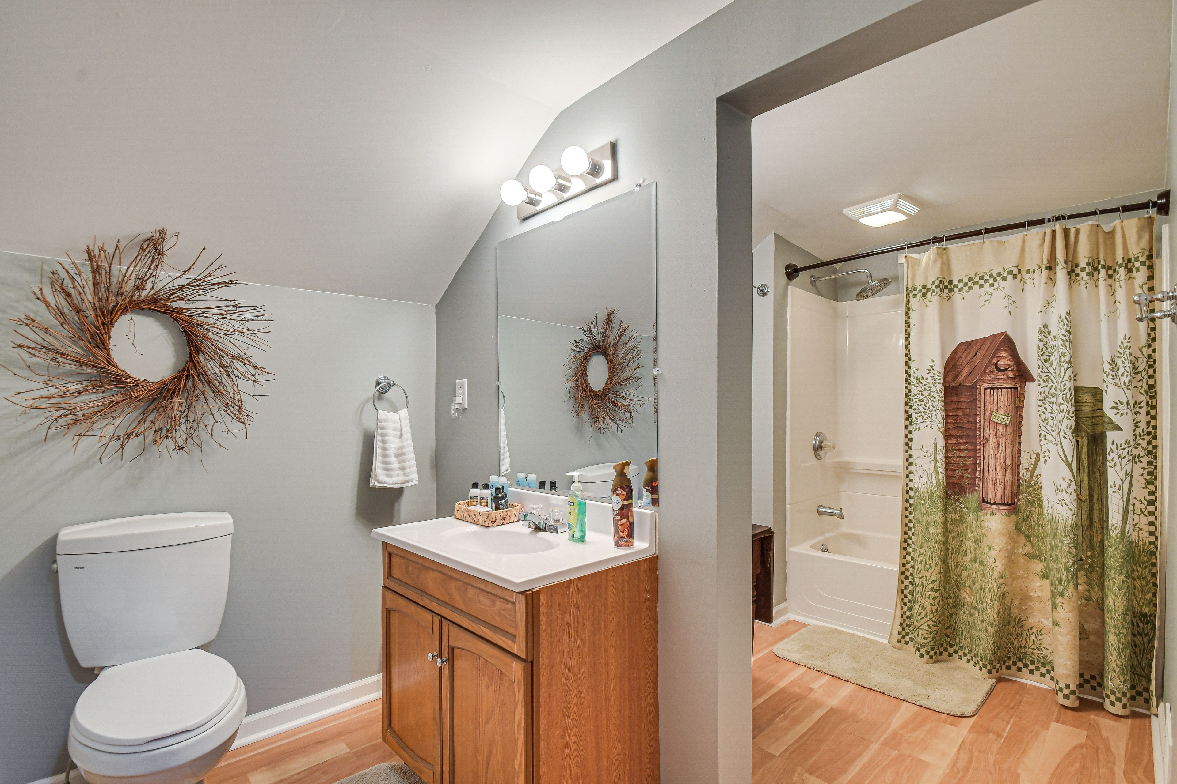 Full Bathroom | Towels Provided | 2nd Floor