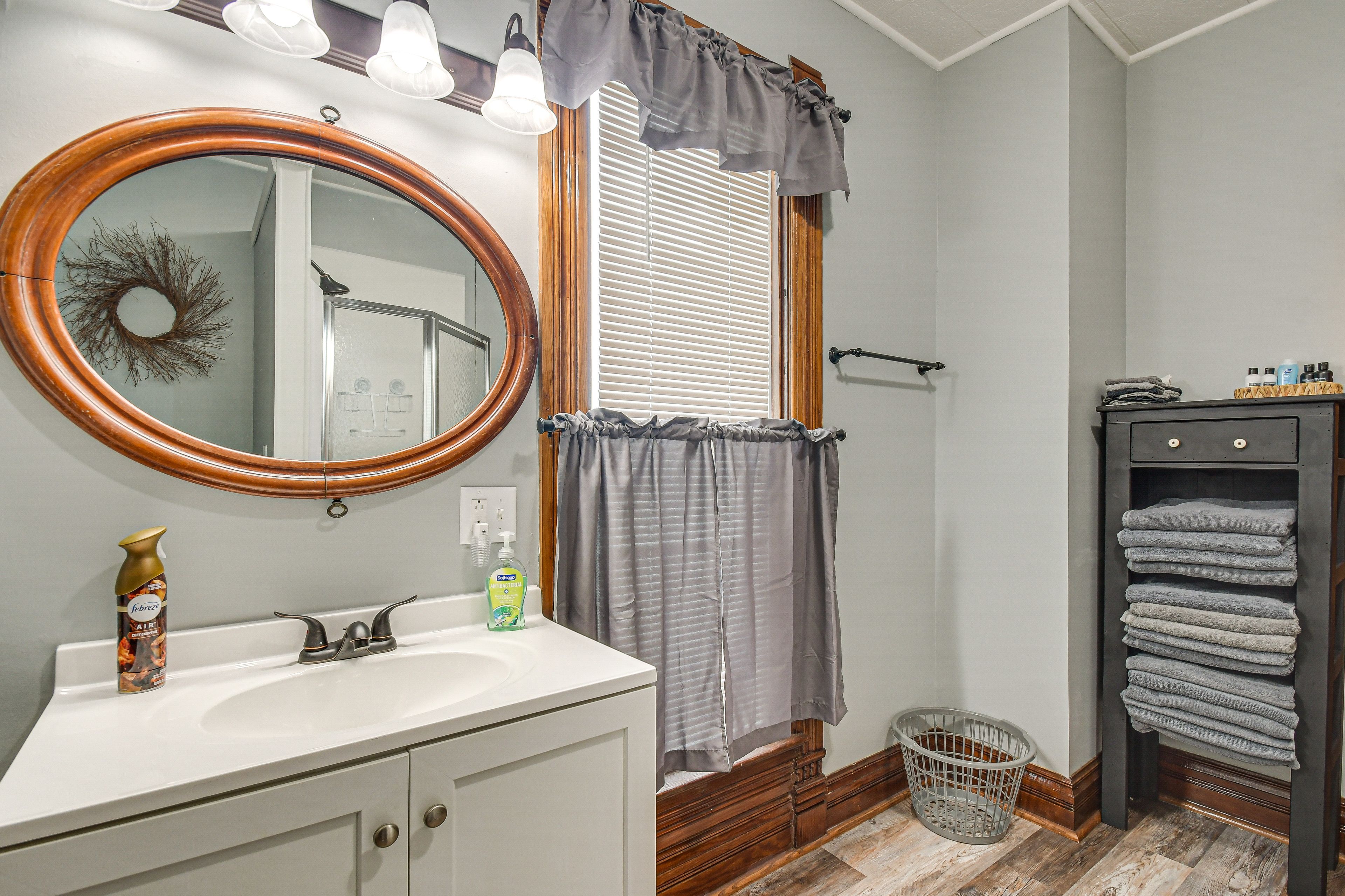 Full Bathroom | Complimentary Toiletries | 1st Floor