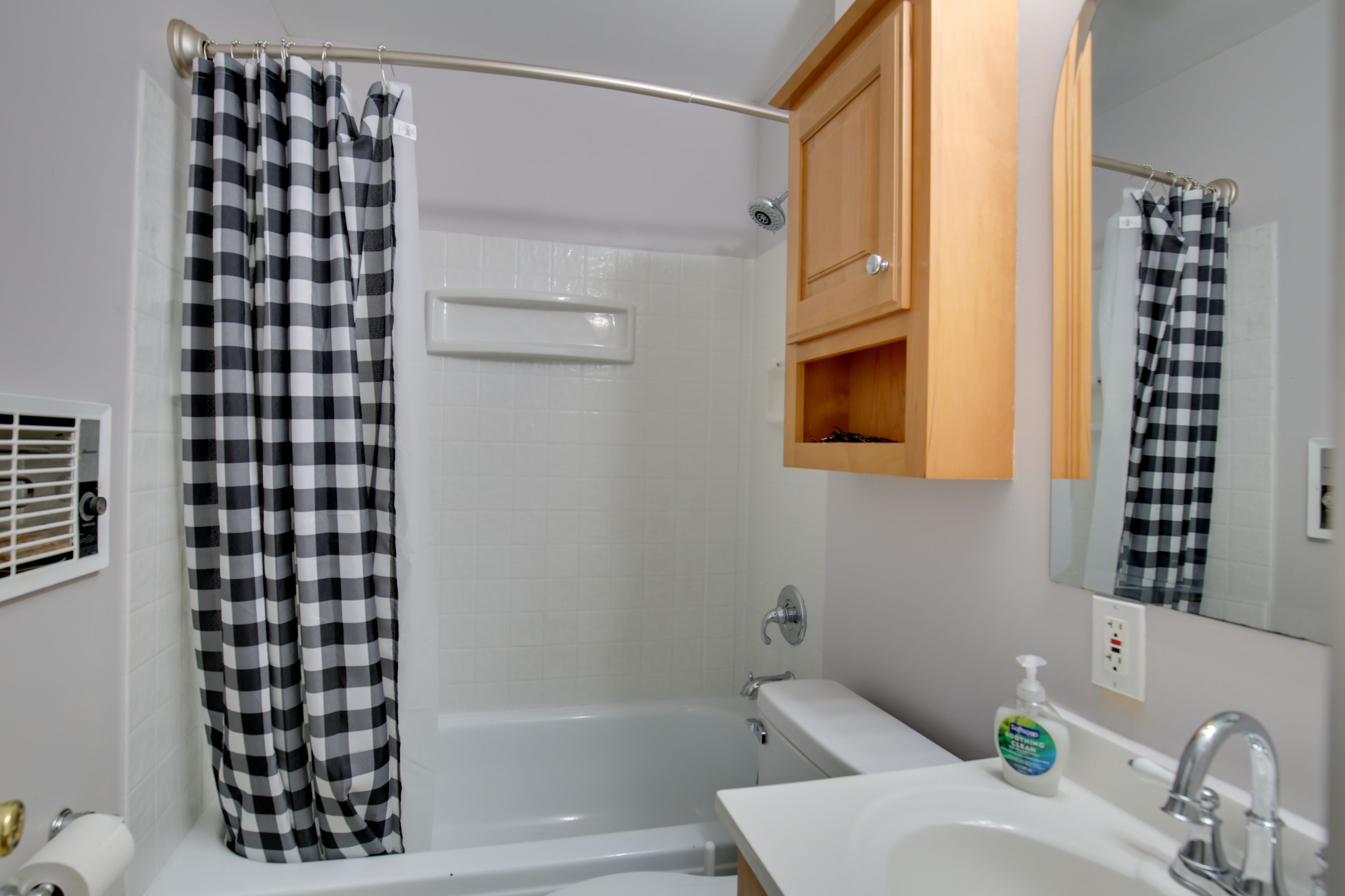 Full Bathroom | Towels Provided | Complimentary Toiletries