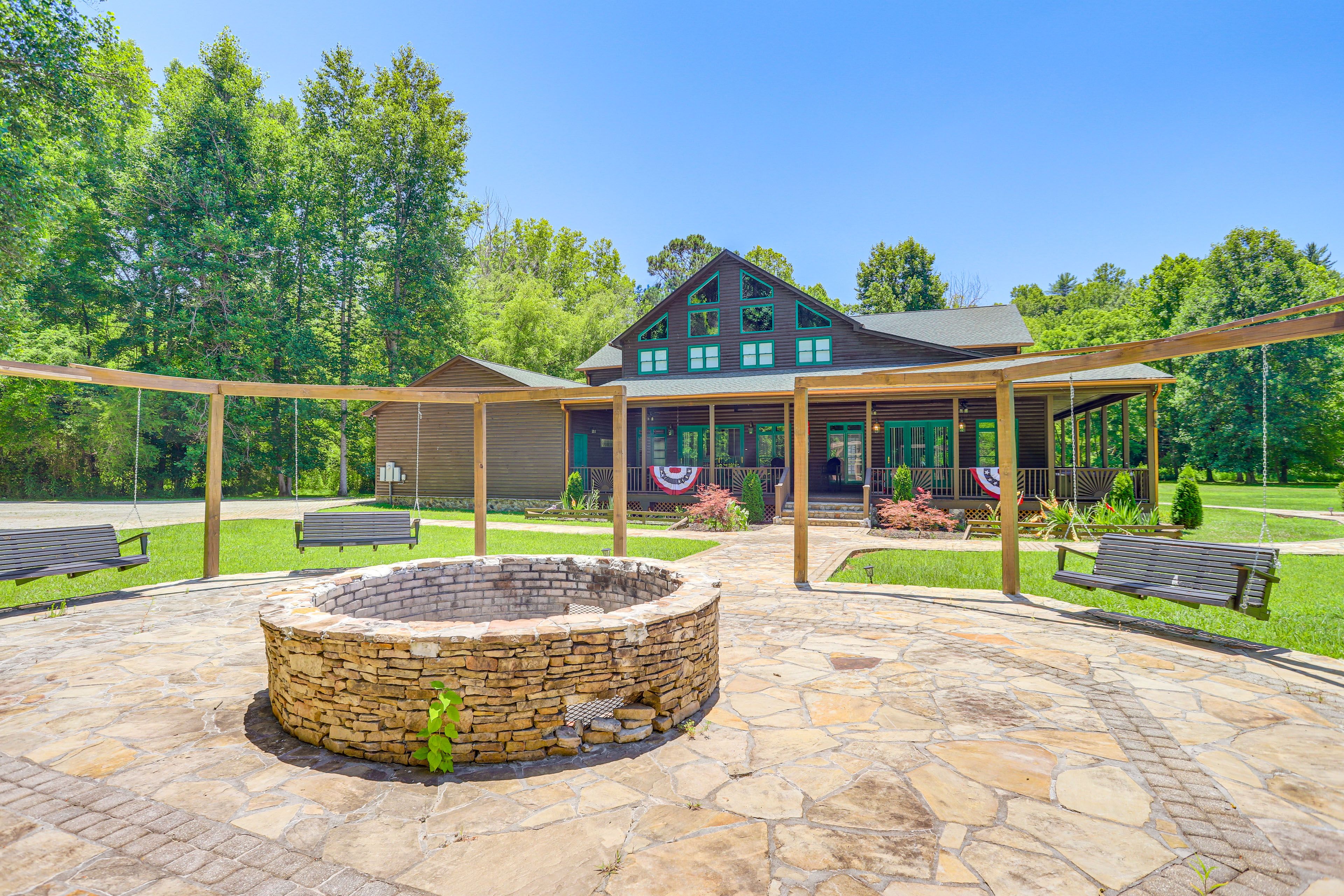 Dahlonega Vacation Rental | 4BR | 4.5BA | 8 Steps Required | 6,906 Sq Ft