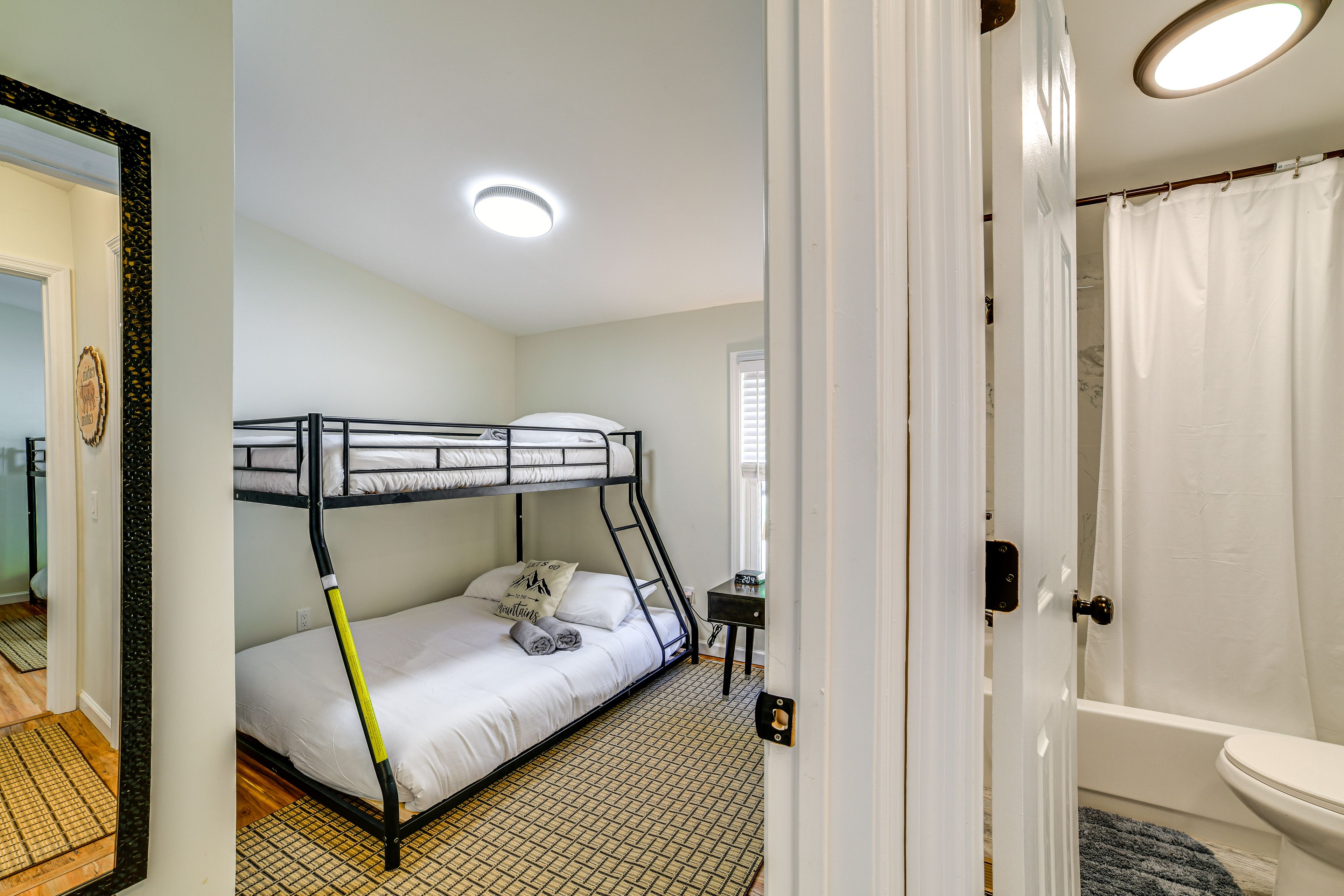 Bedroom 2 | Twin/Full Bunk Bed