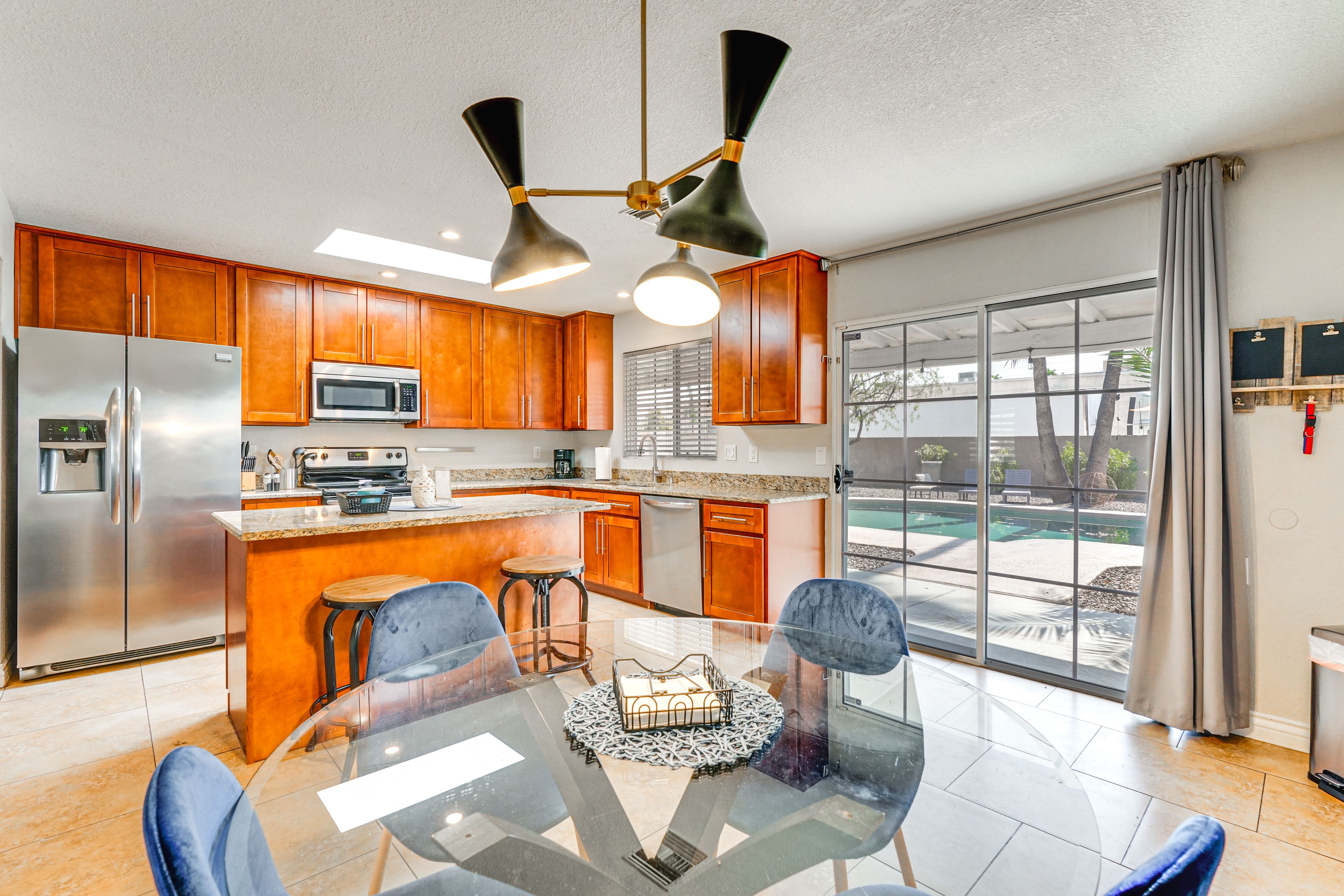 Dining Area | Dishware/Flatware Provided