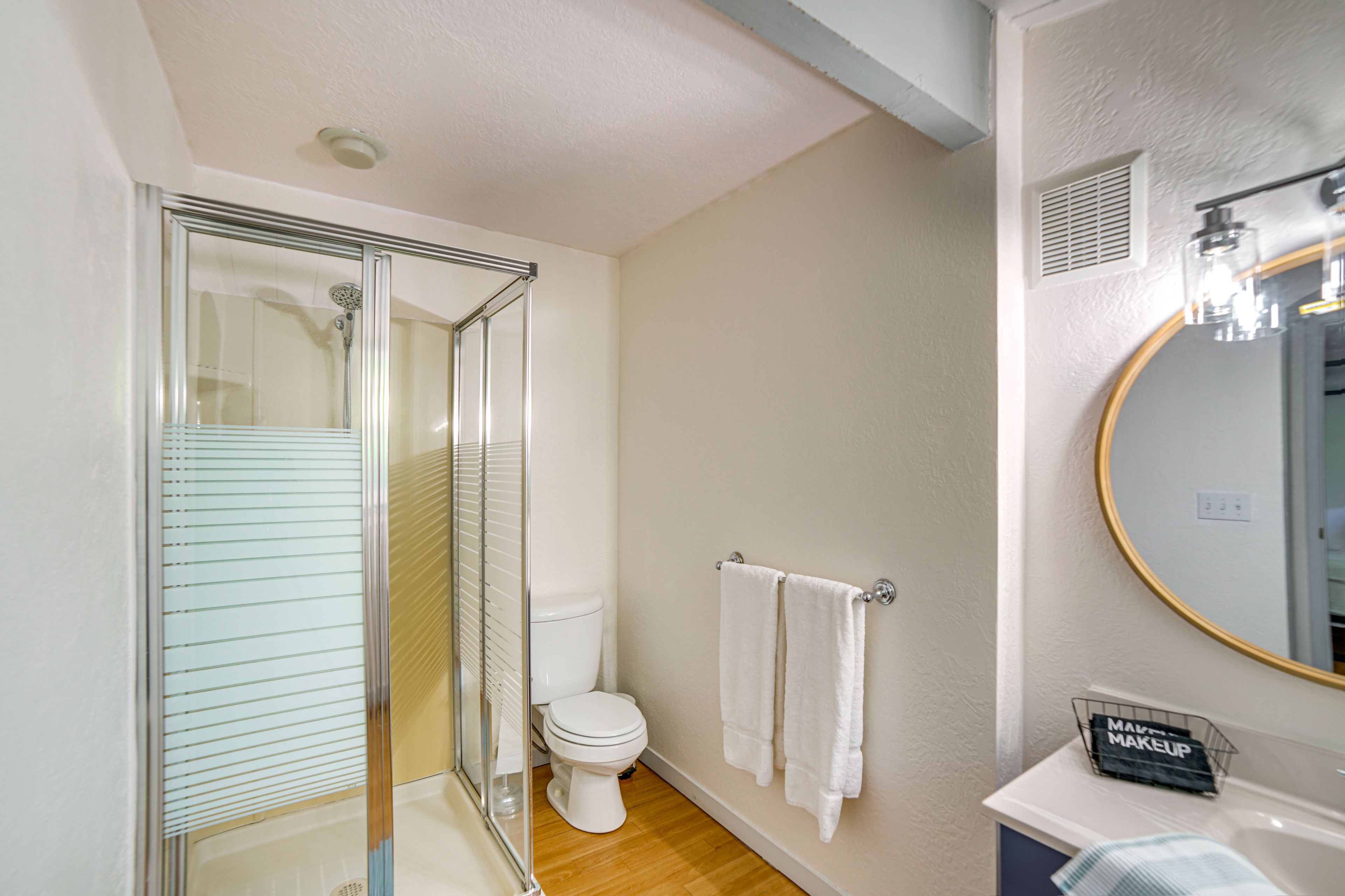 Full Bathroom | Towels Provided
