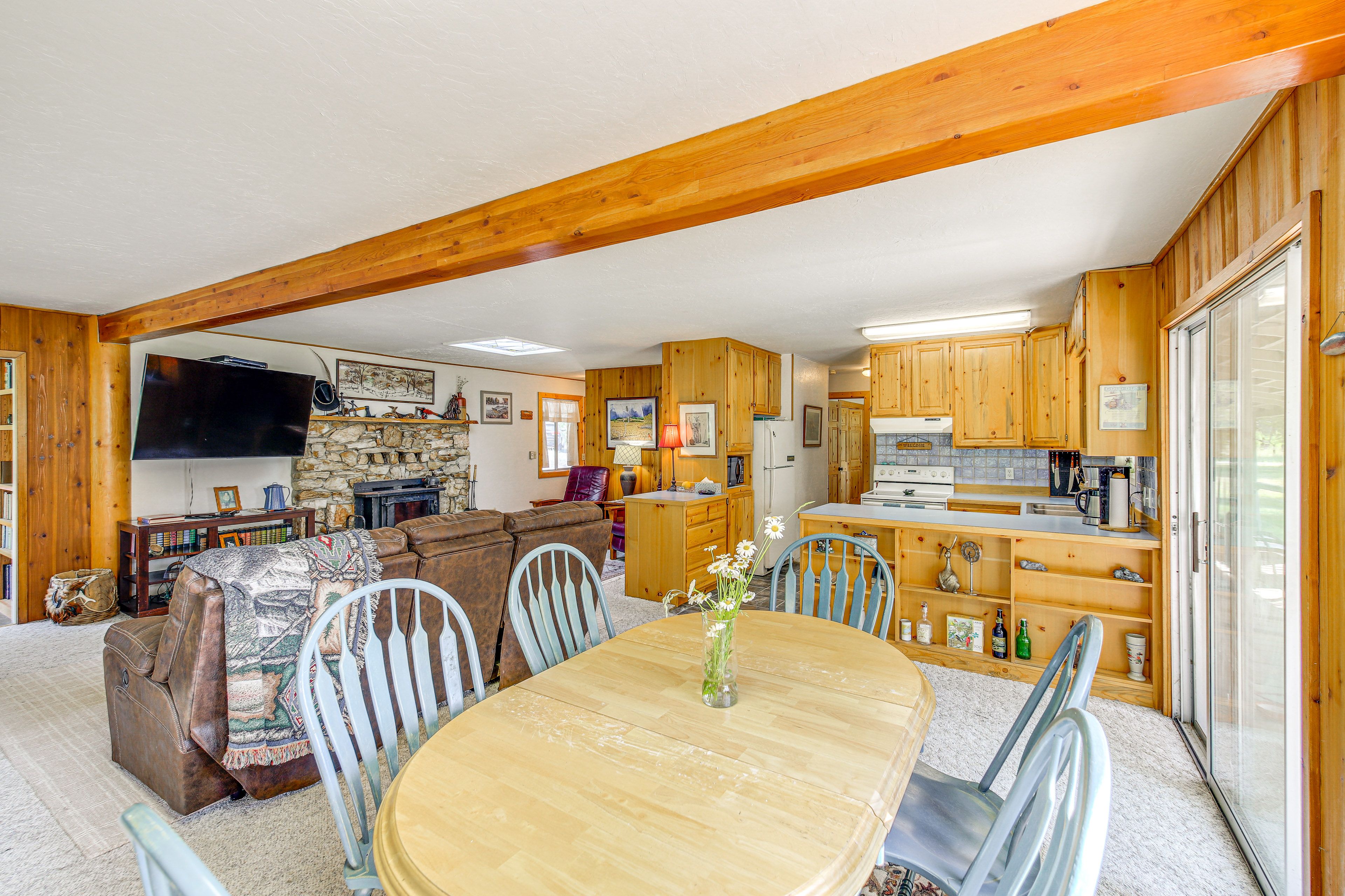 Dining Area | Dishware/Flatware Provided | Single-Story Property