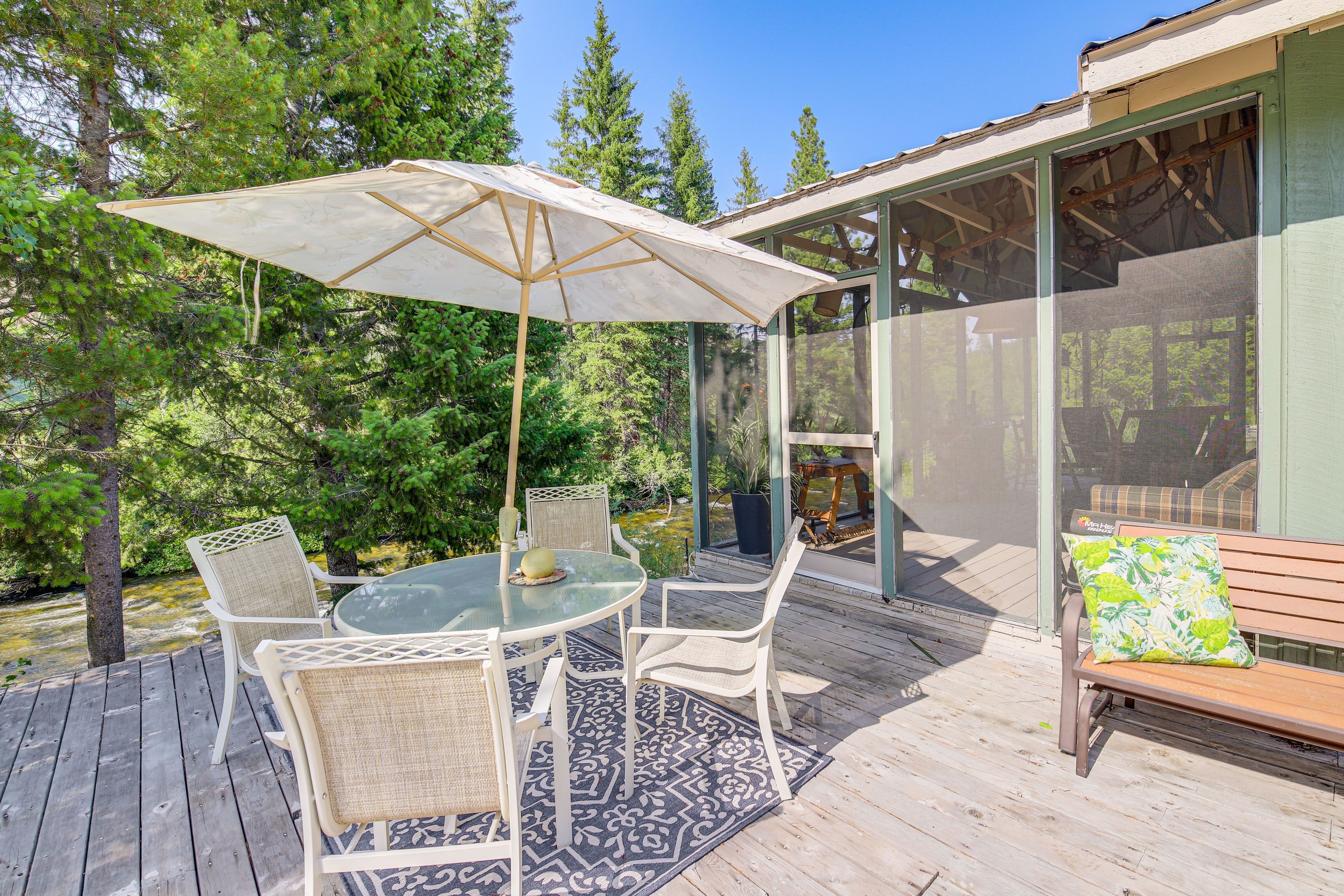 Deck | Dining Area | Gas Grill