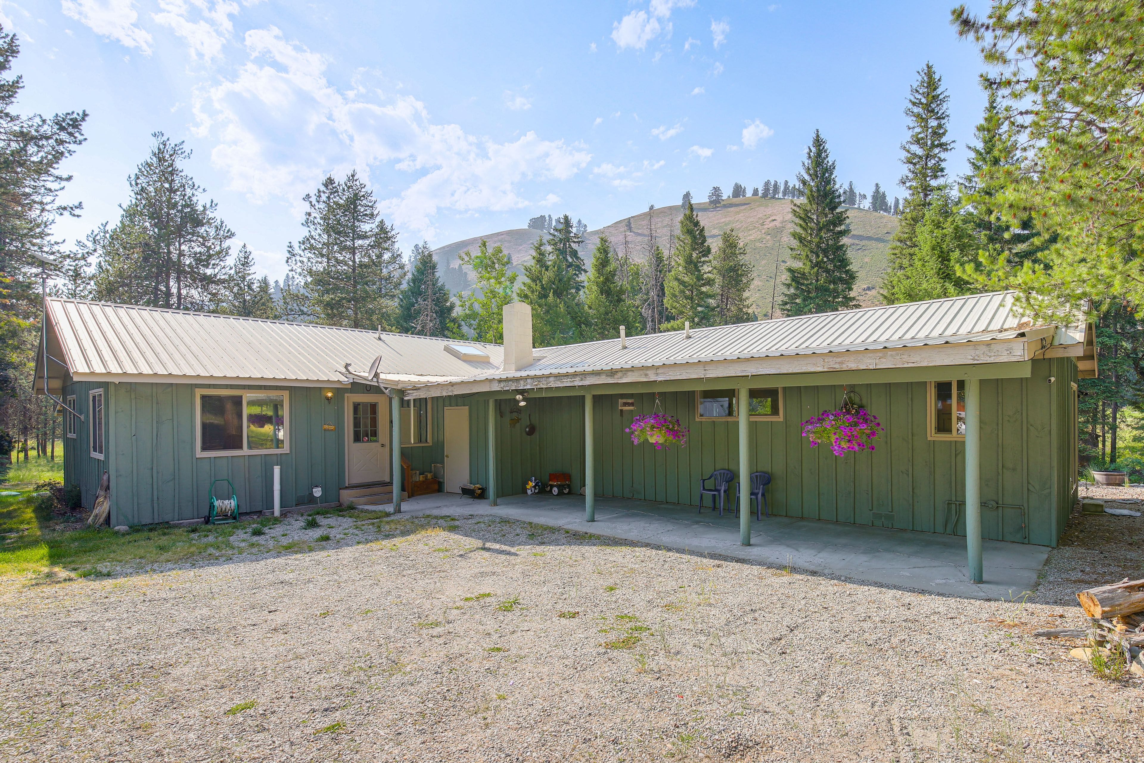 Parking | Gravel Driveway (6 Vehicles) | RV/Trailer Parking Available