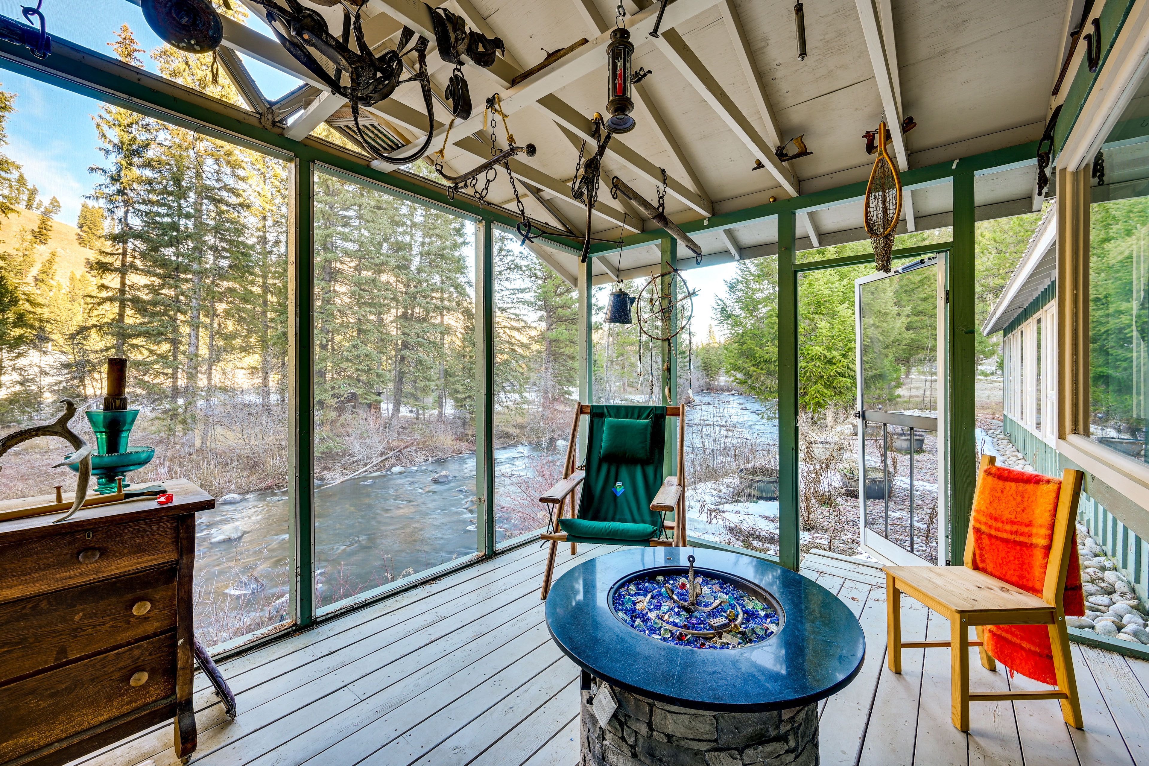 Sula Vacation Rental | 2BR | 2BA | 2,500 Sq Ft | Stairs Required