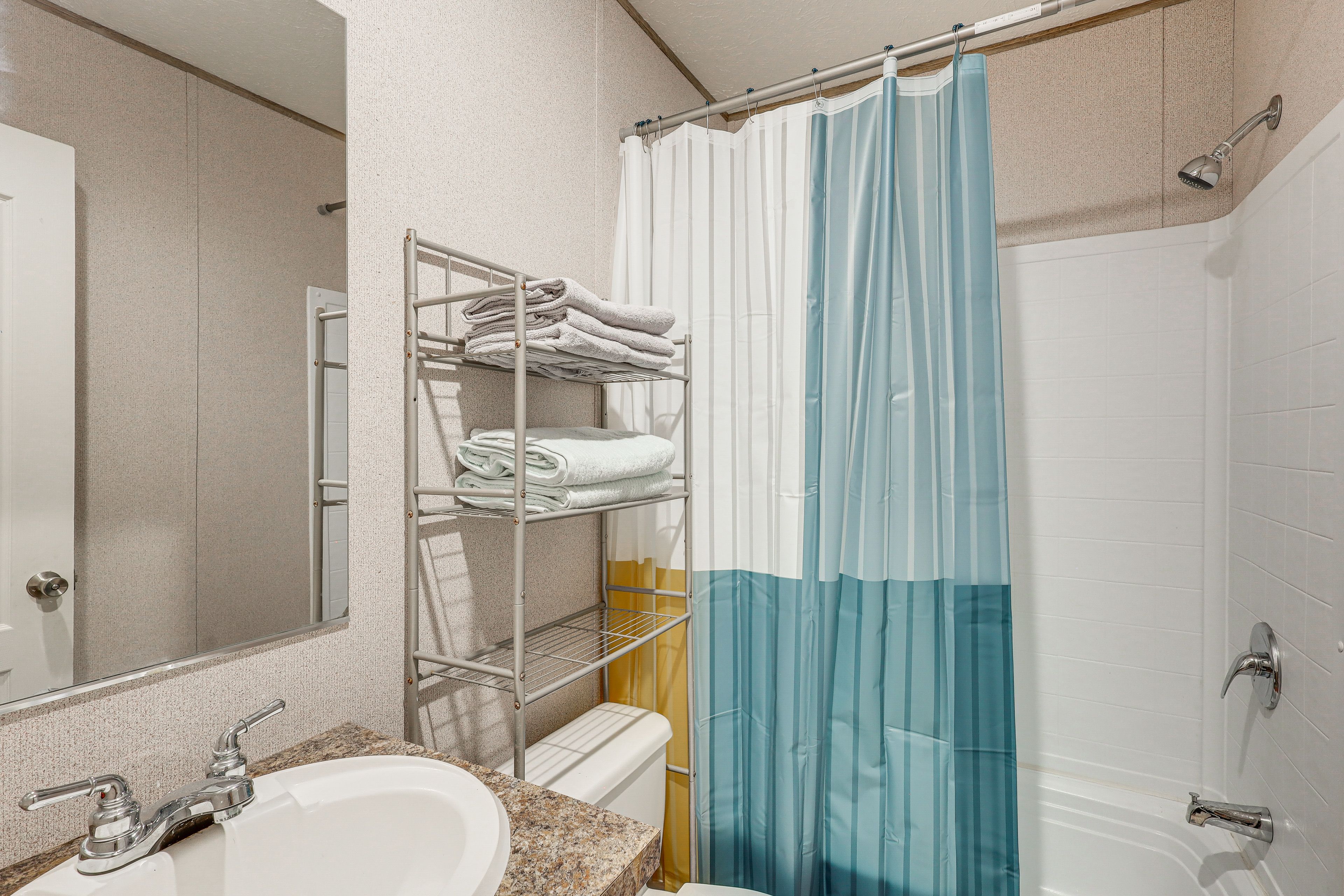 Full Bathroom | Complimentary Toiletries
