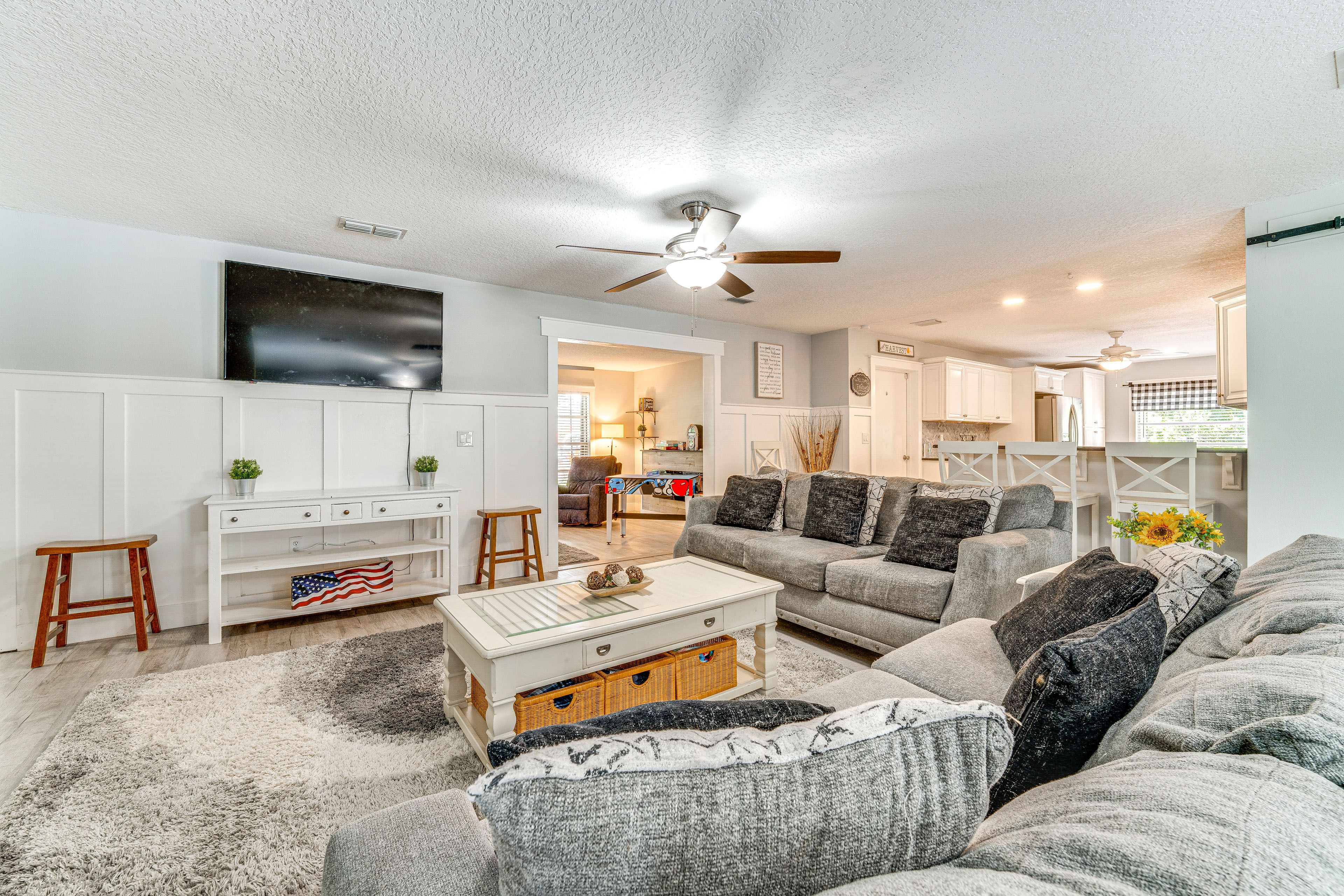 Living Room | Smart TV | Free WiFi | Single-Story Home