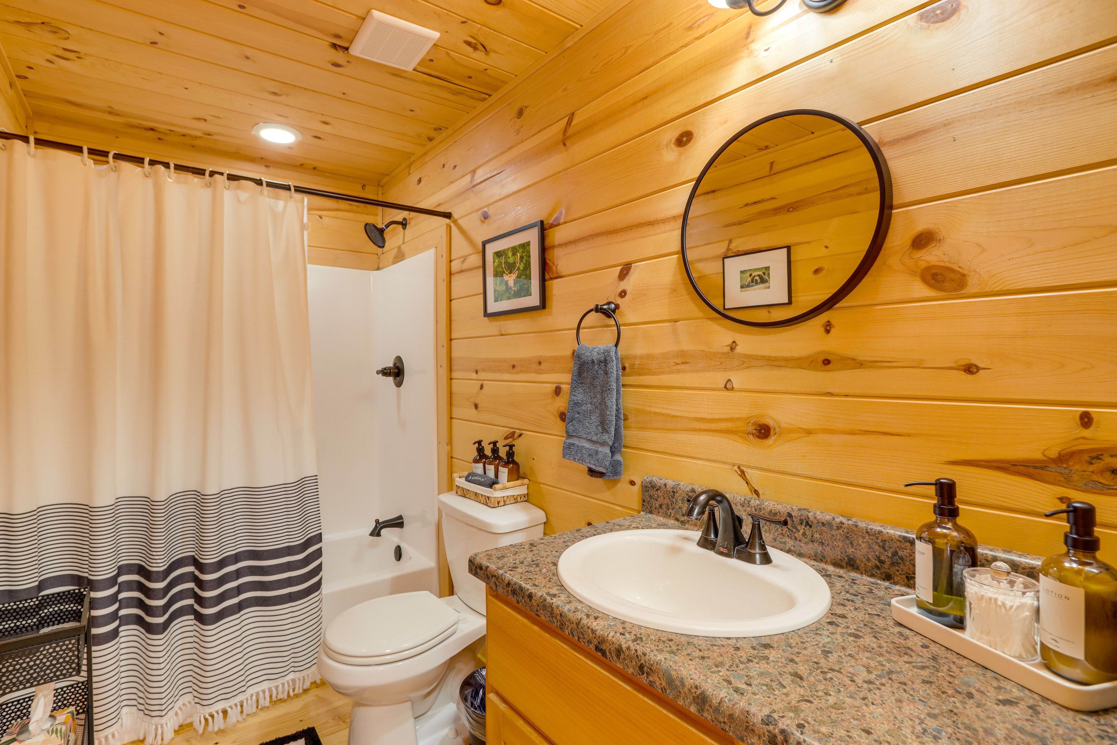 Full Bathroom | 1st Floor | Towels Provided | Complimentary Toiletries