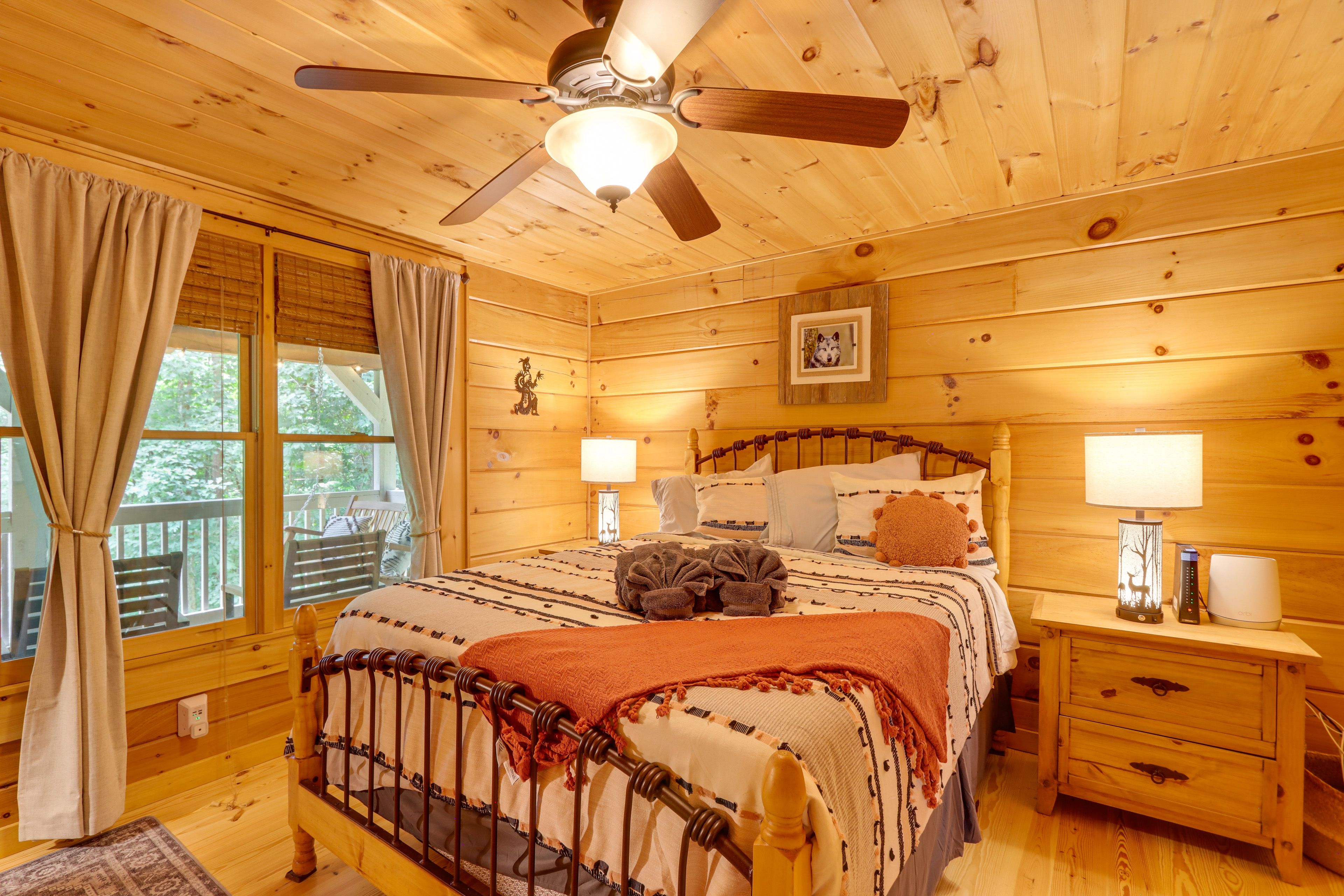 Bedroom 1 | Queen Bed | 1st Floor | Linens Provided