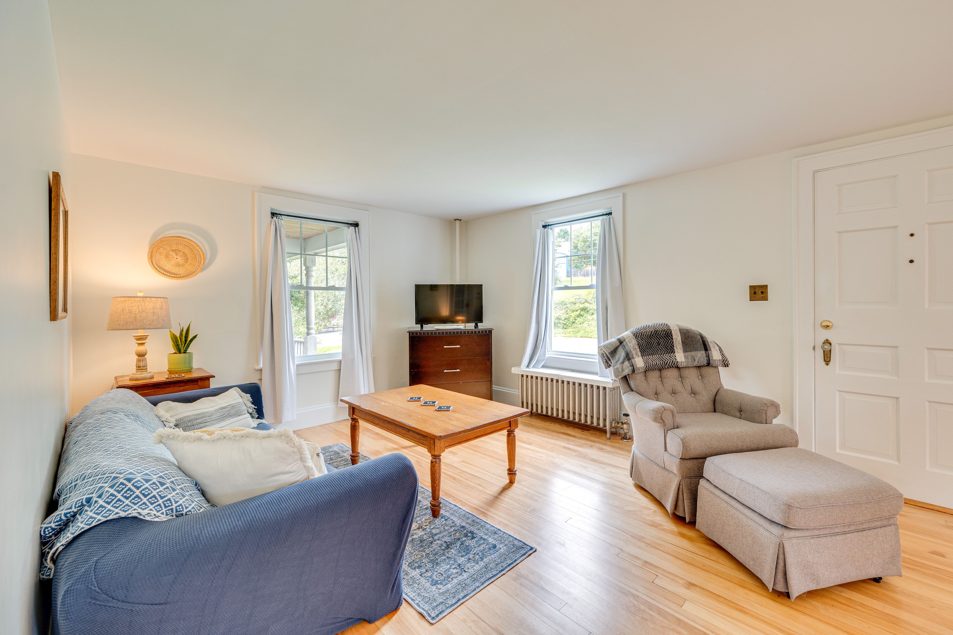 Living Room | 1st Floor | Full Sleeper Sofa | Free WiFi | Smart TV
