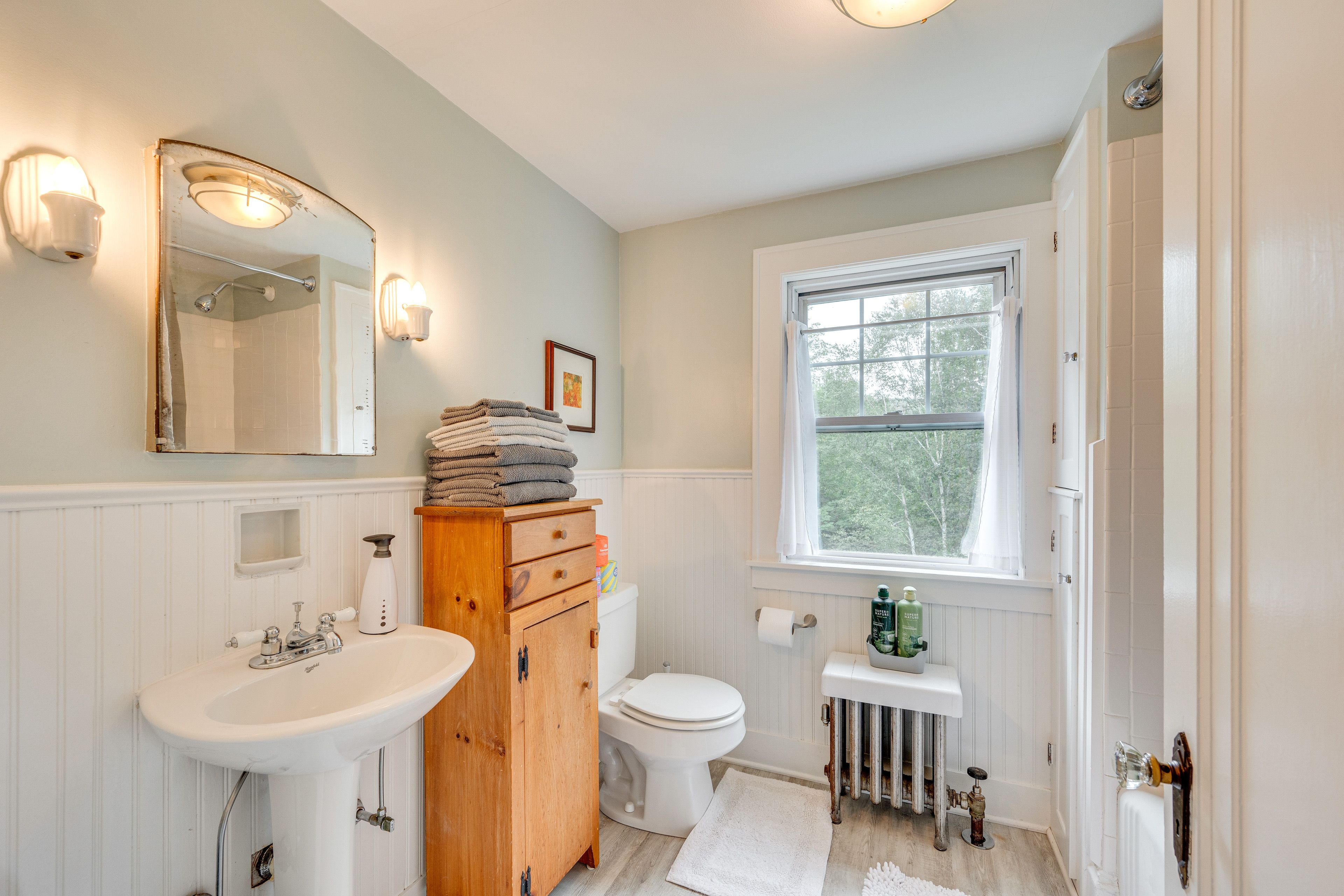 Full Bathroom | 2nd Floor | Towels Provided