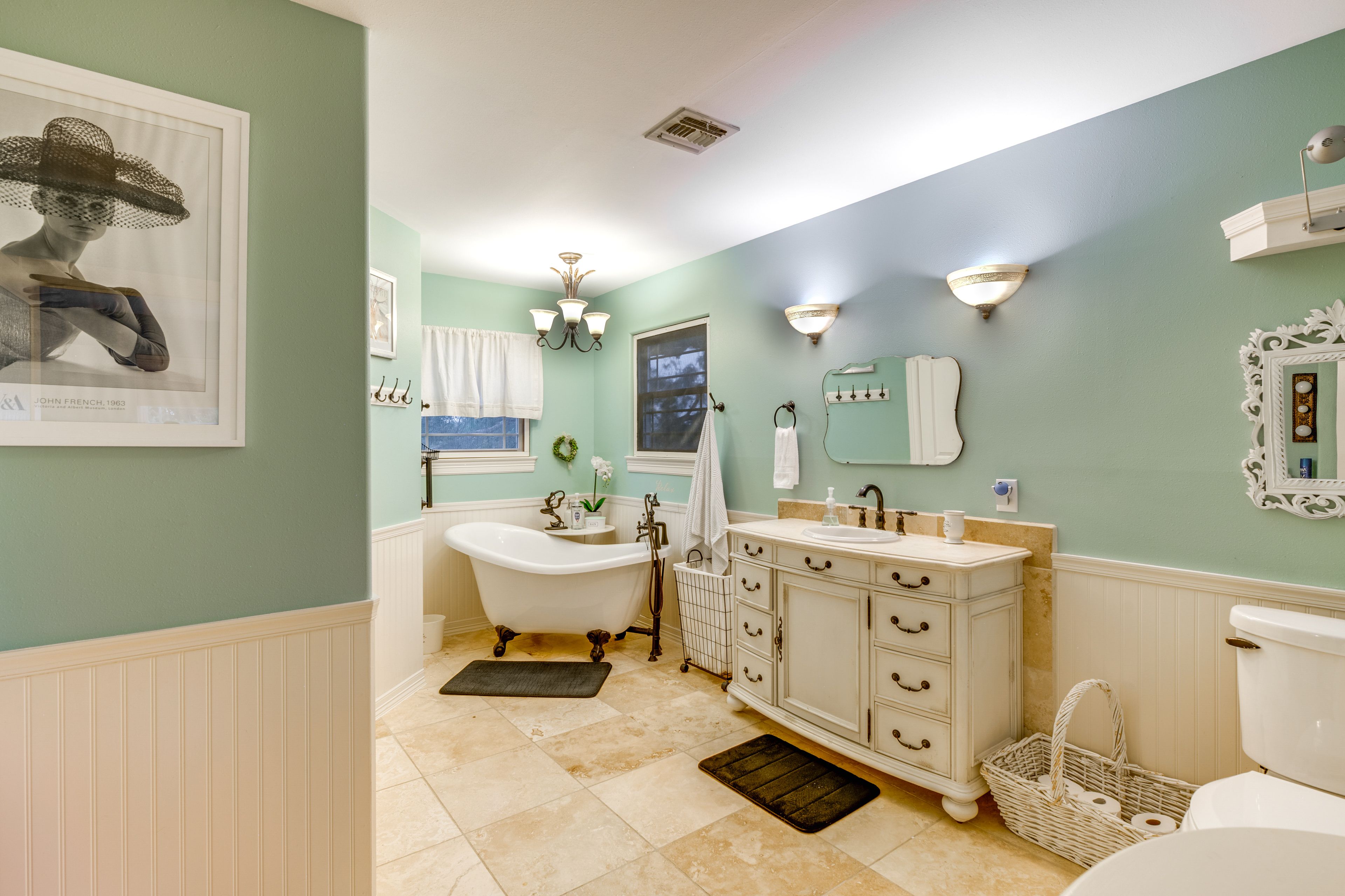 Full Bathroom | Towels Provided | Complimentary Toiletries