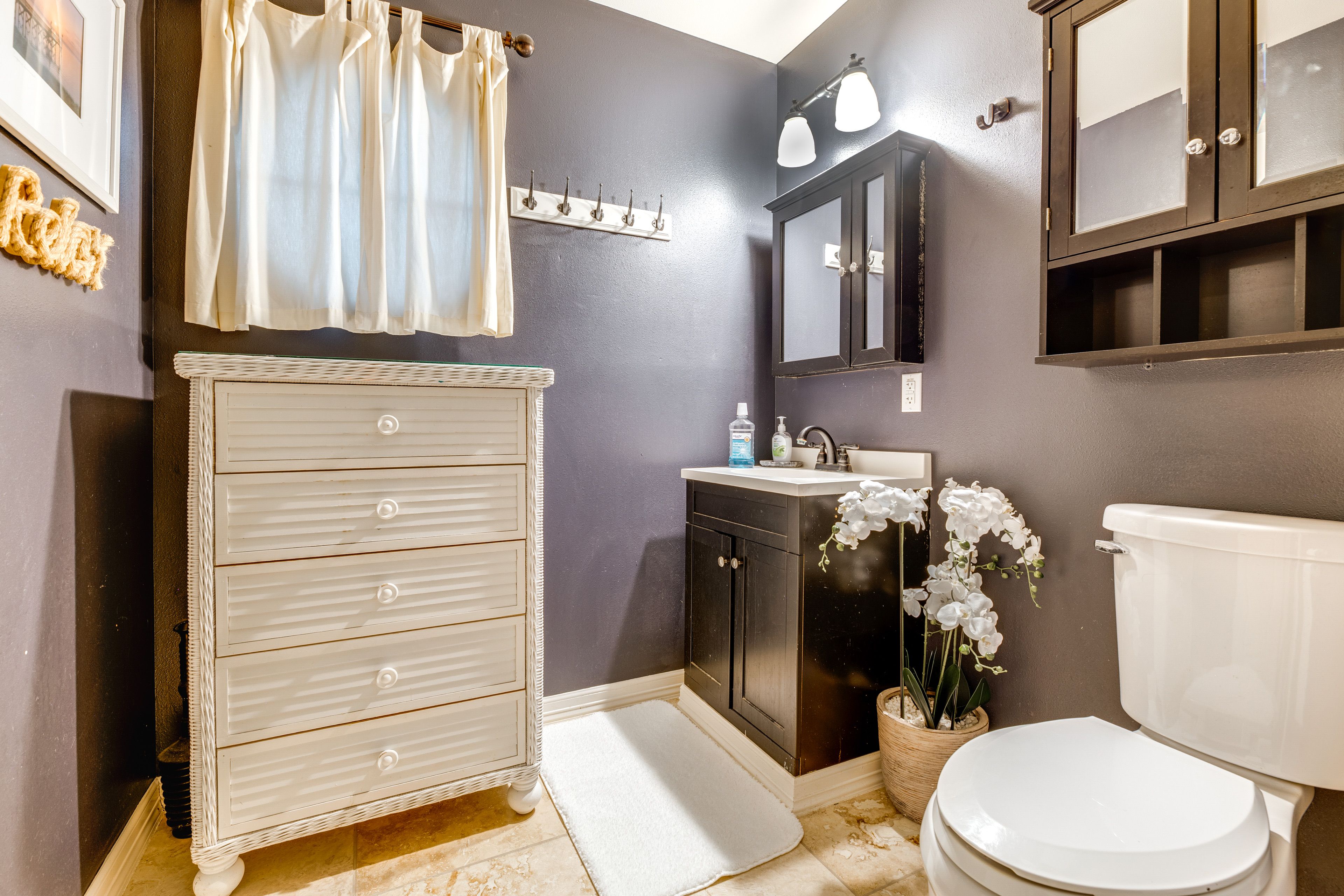 Full Bathroom | Hair Dryer | Grab Rail