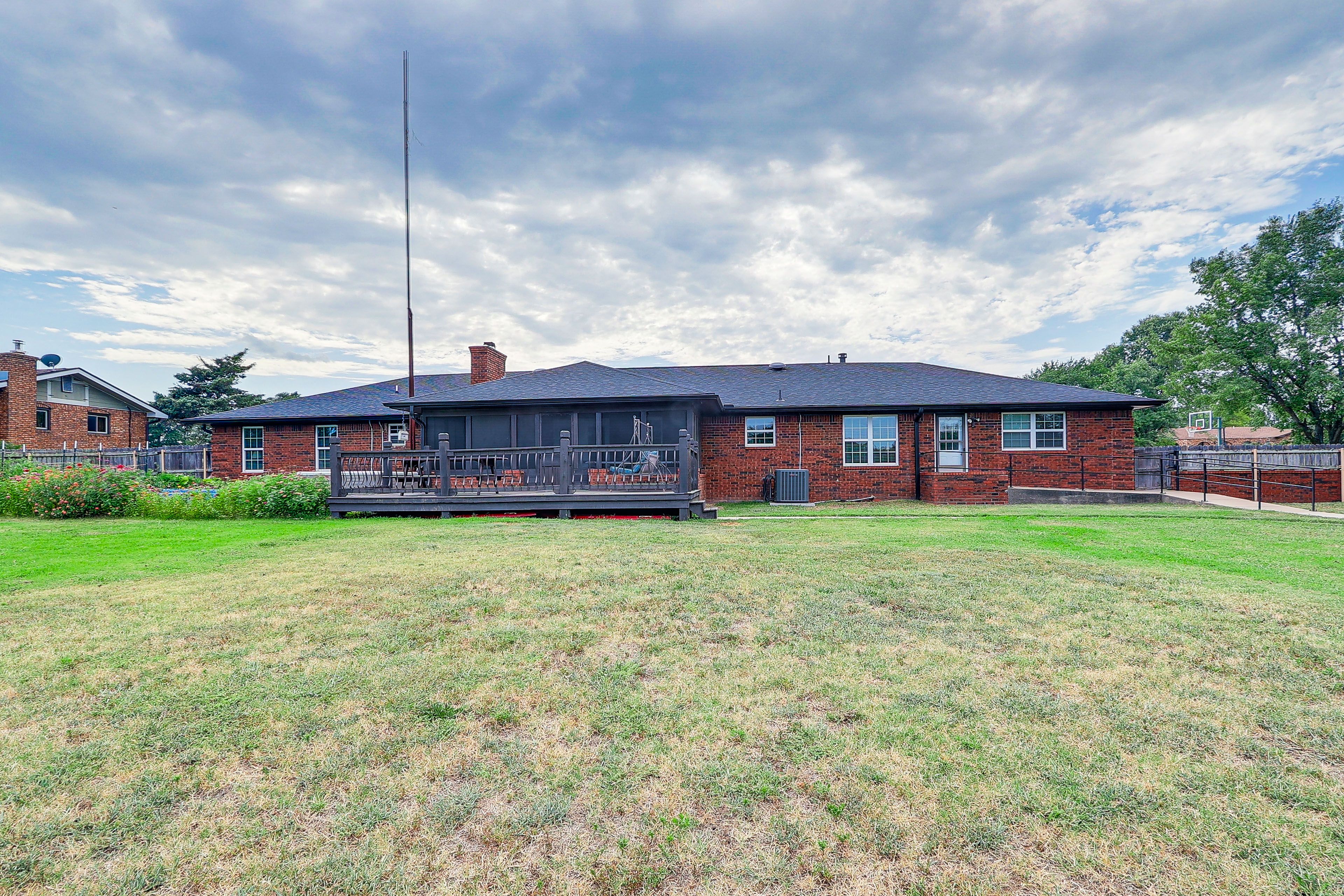 Fenced-In Backyard | Fire Pit | On-Site Fishing